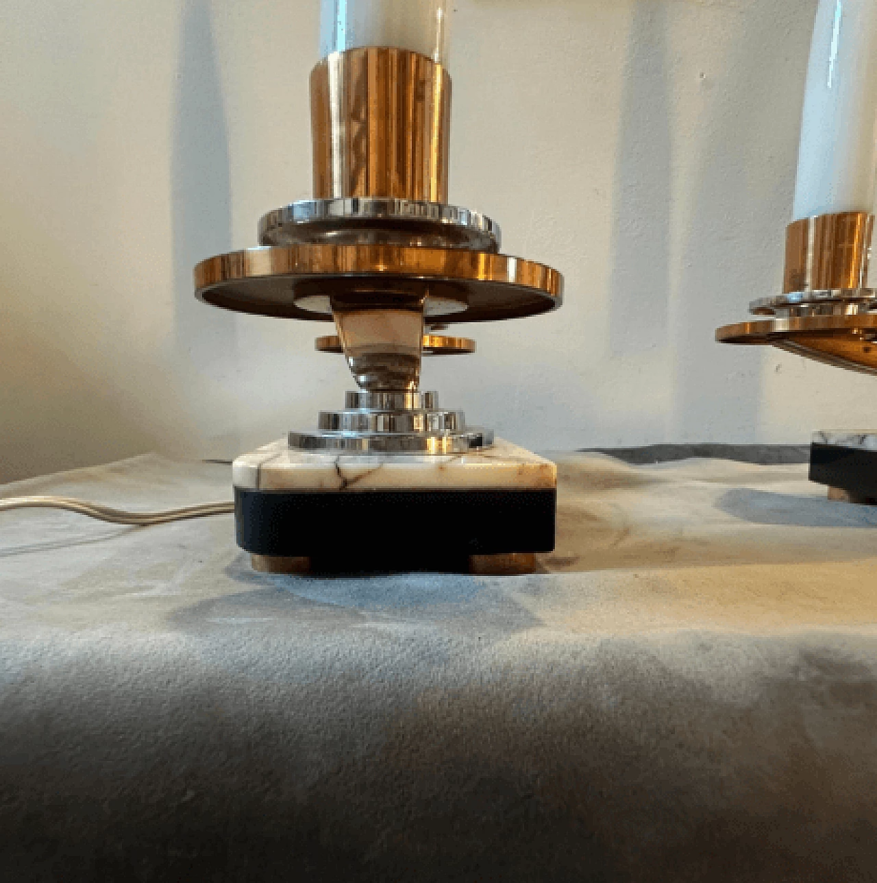 Coppia di lampade da tavolo Art Déco in metallo, marmo e vetro, anni '30 10