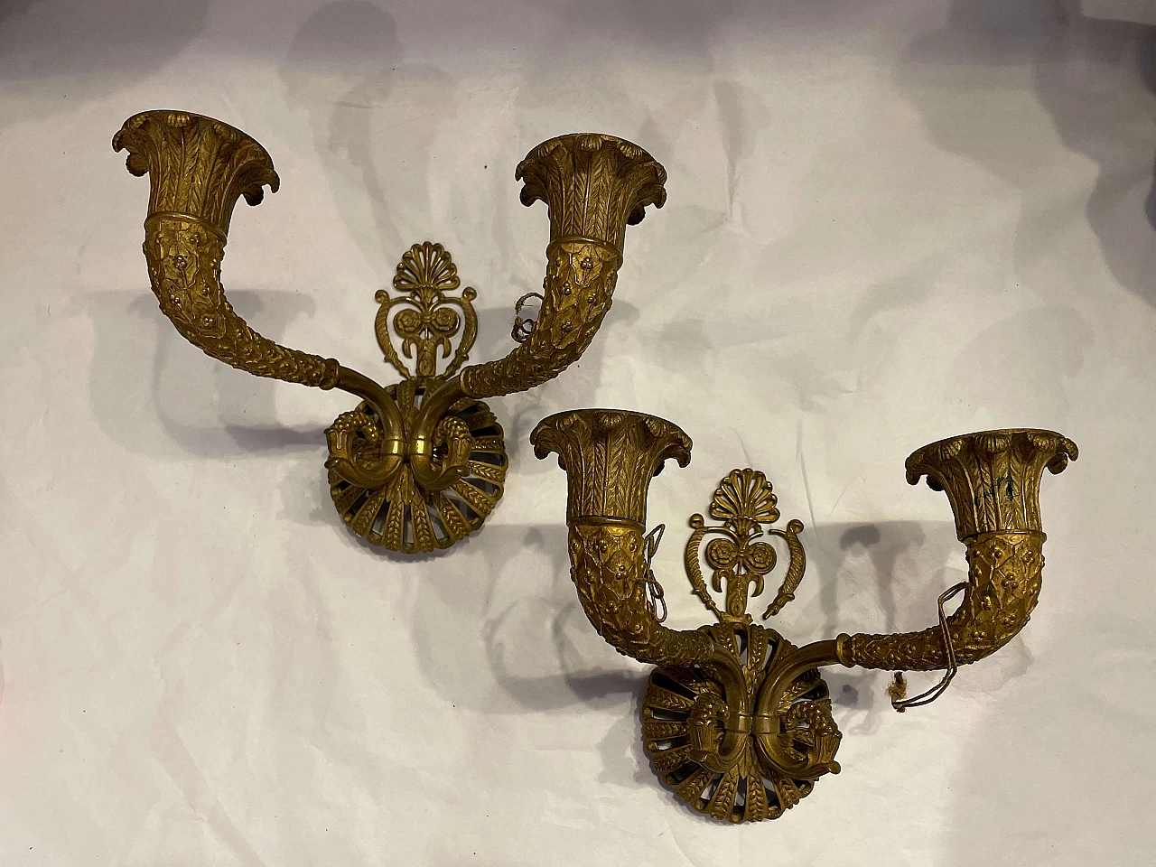 Pair of Baroque style chiseled gilt bronze wall lights, late 18th century 7