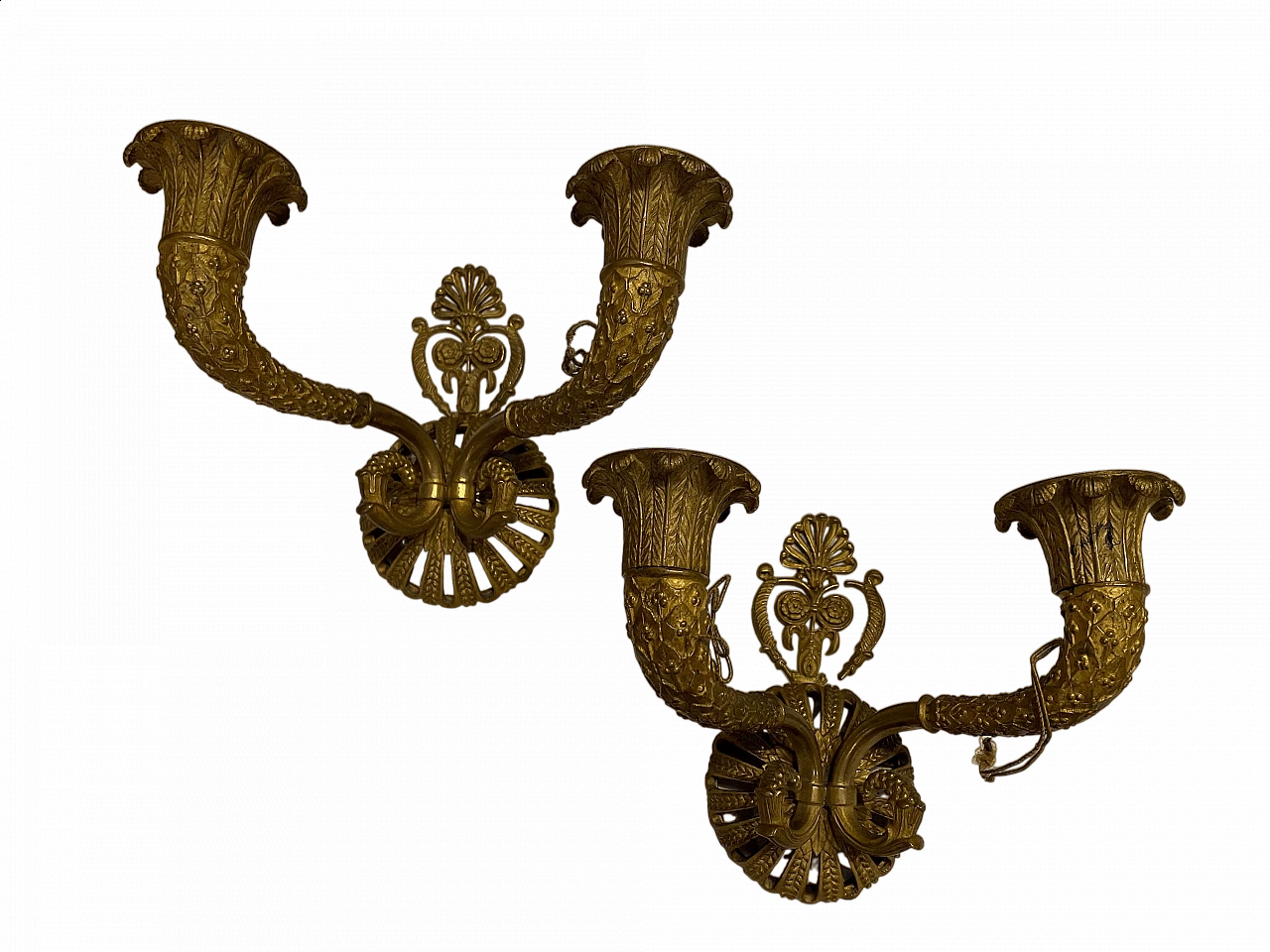 Pair of Baroque style chiseled gilt bronze wall lights, late 18th century 8