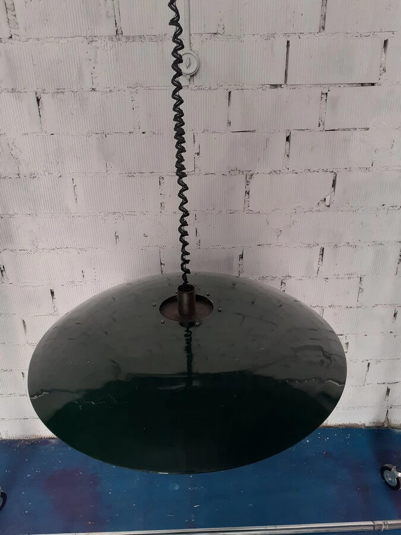 Lampadario a sospensione in ferro verniciato a sette luci, anni '60 5