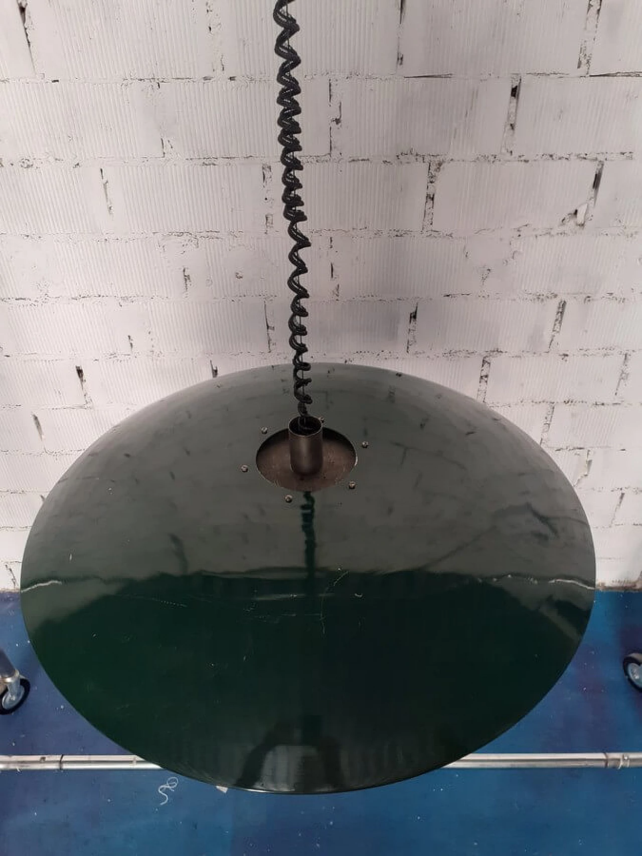 Lampadario a sospensione in ferro verniciato a sette luci, anni '60 9