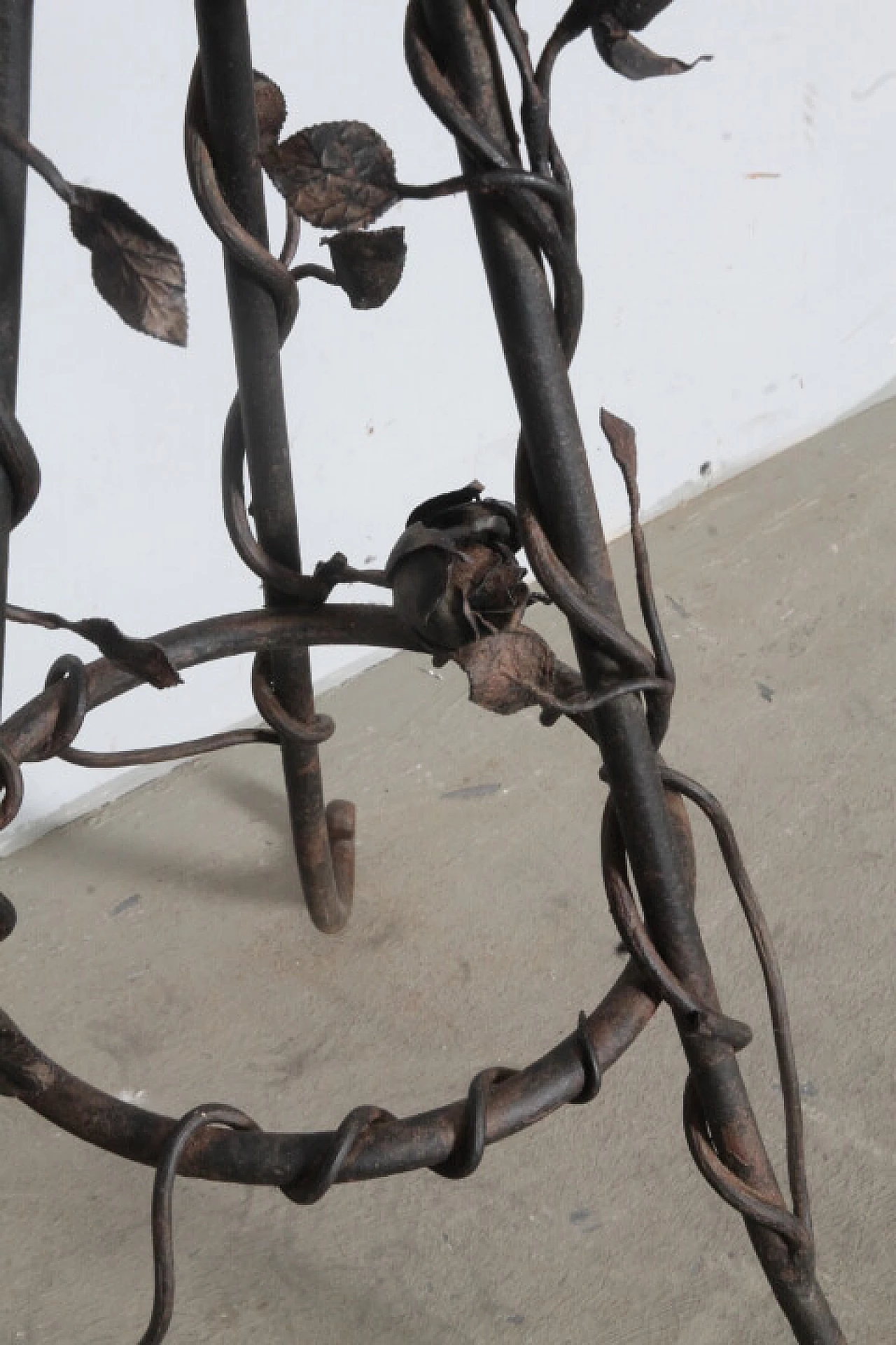 Alzatina fioriera in ferro battuto con rose, anni '30 13