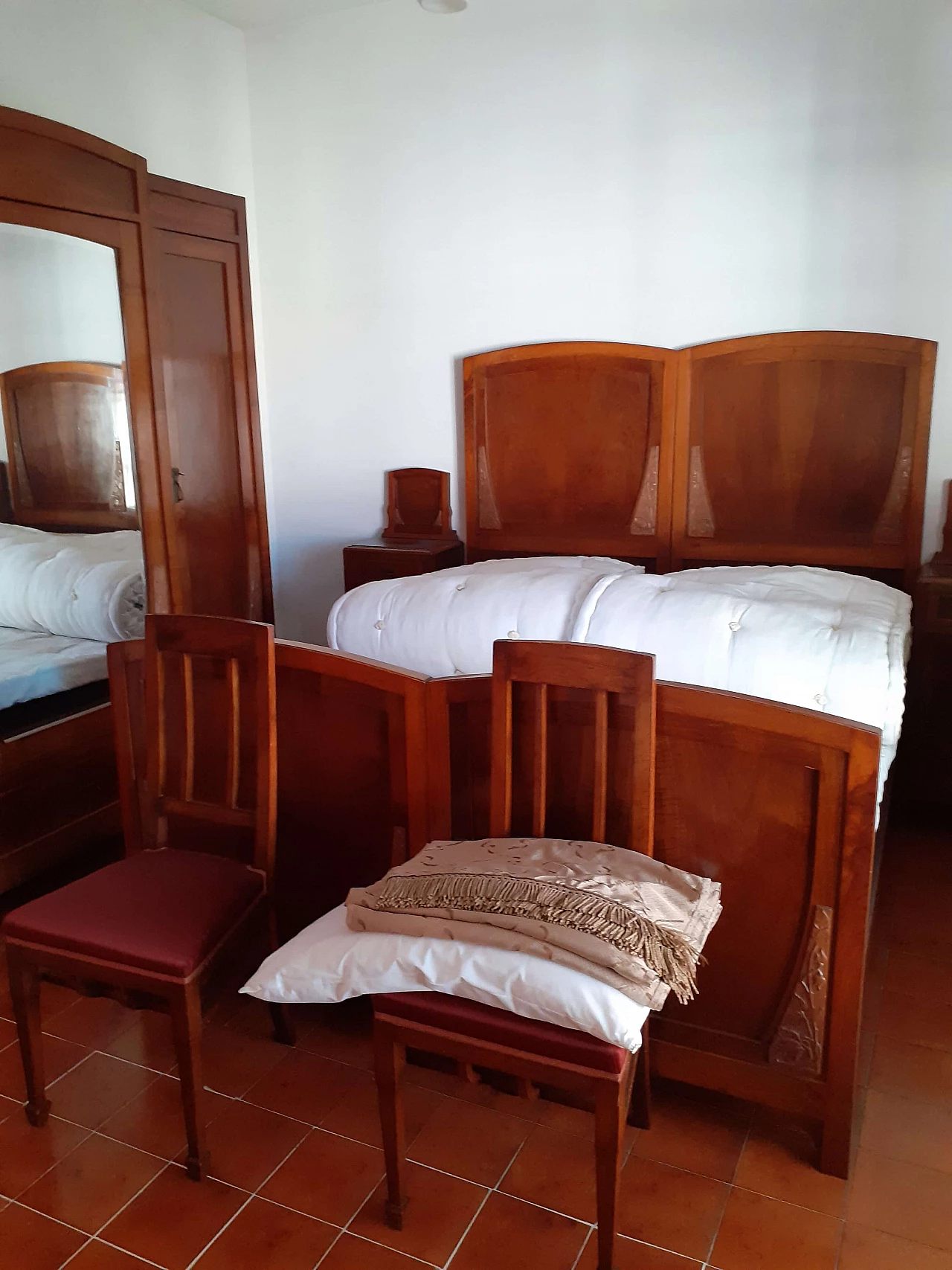 Complete bedroom in walnut and marble, 1920s 2