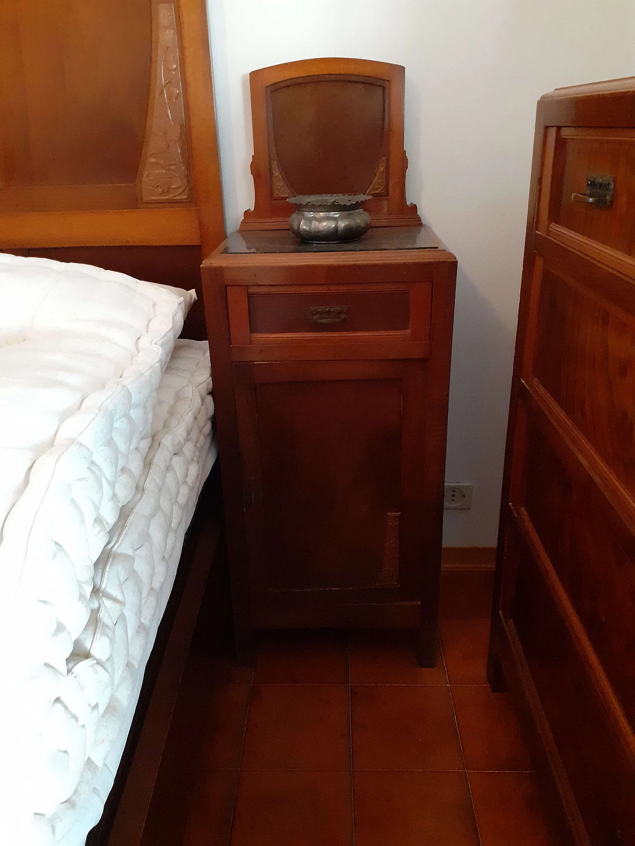 Complete bedroom in walnut and marble, 1920s 8