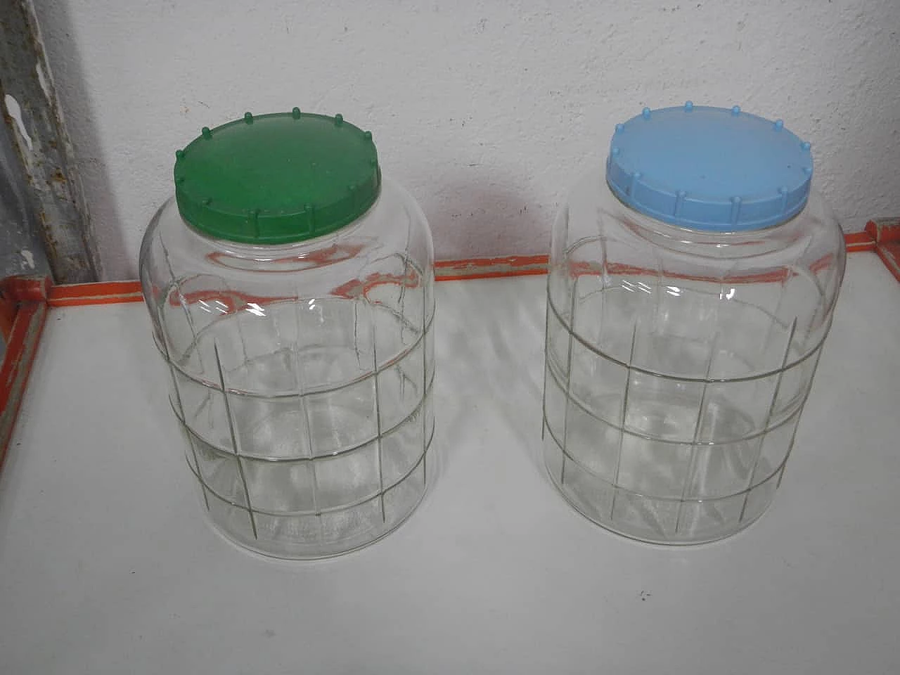 Coppia di barattoli da negozio in vetro con tappo in plastica, anni '70 1