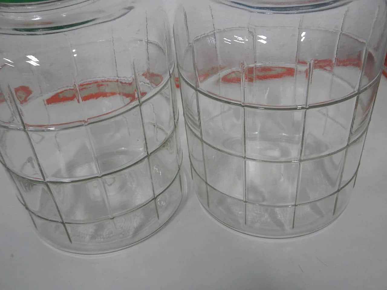Coppia di barattoli da negozio in vetro con tappo in plastica, anni '70 5