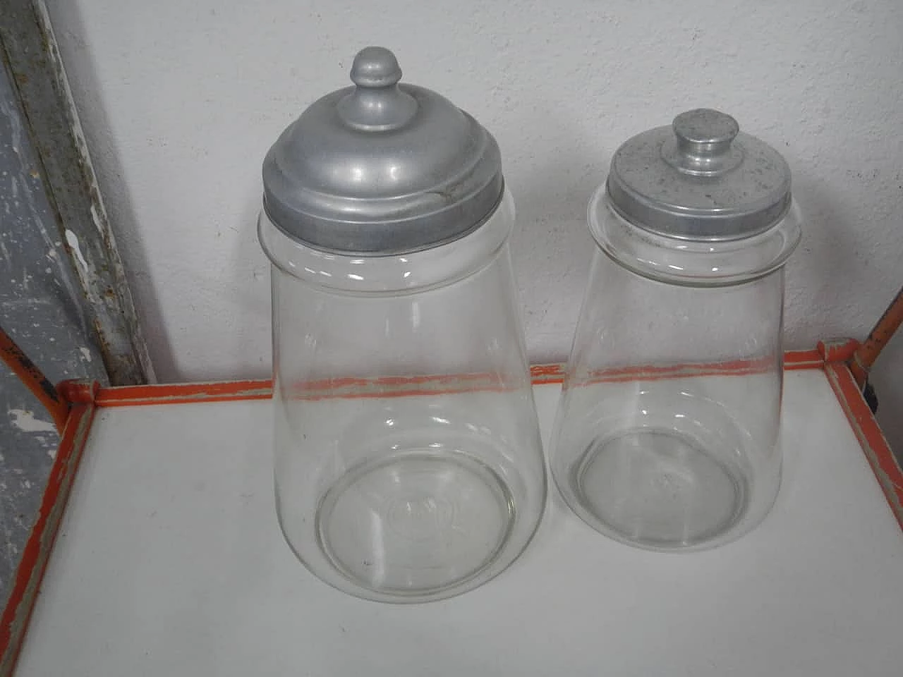 Coppia vasi per caramelle in vetro con coperchio in  in alluminio, anni '70 1