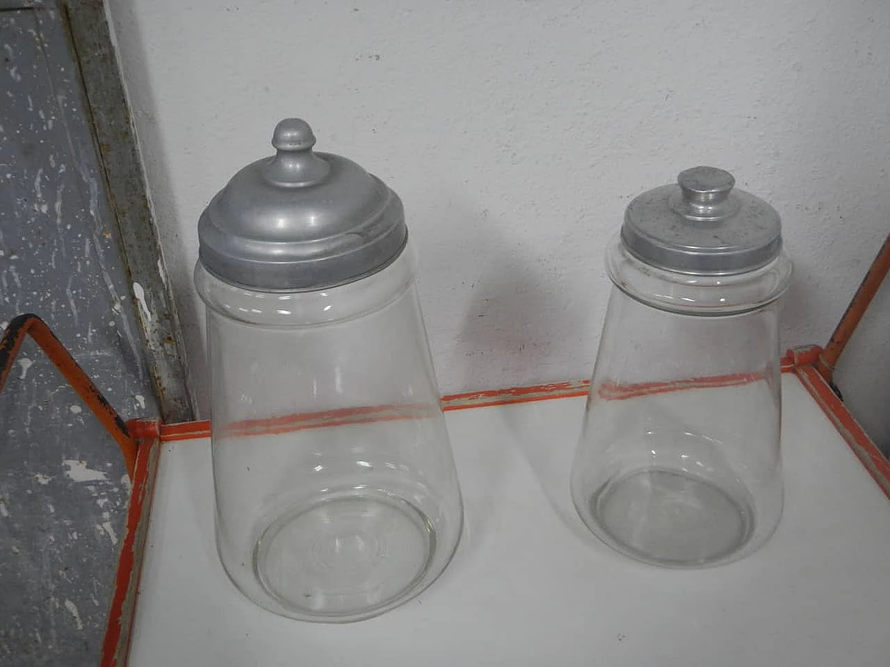 Coppia vasi per caramelle in vetro con coperchio in  in alluminio, anni '70 2