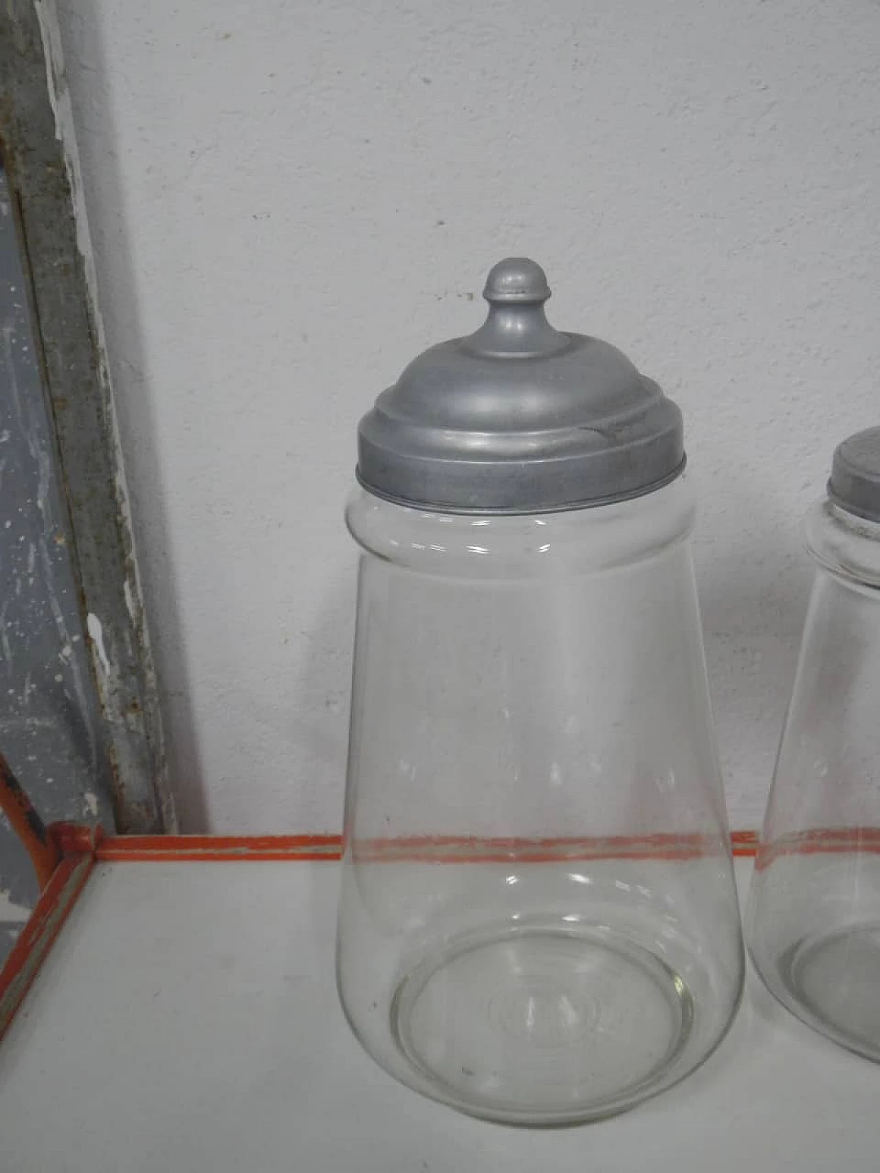 Coppia vasi per caramelle in vetro con coperchio in  in alluminio, anni '70 3