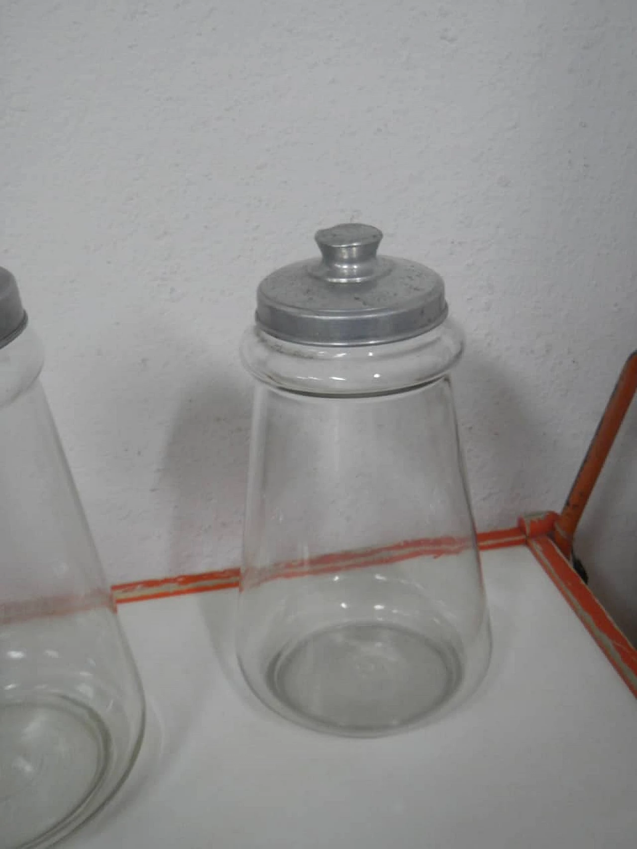 Coppia vasi per caramelle in vetro con coperchio in  in alluminio, anni '70 4