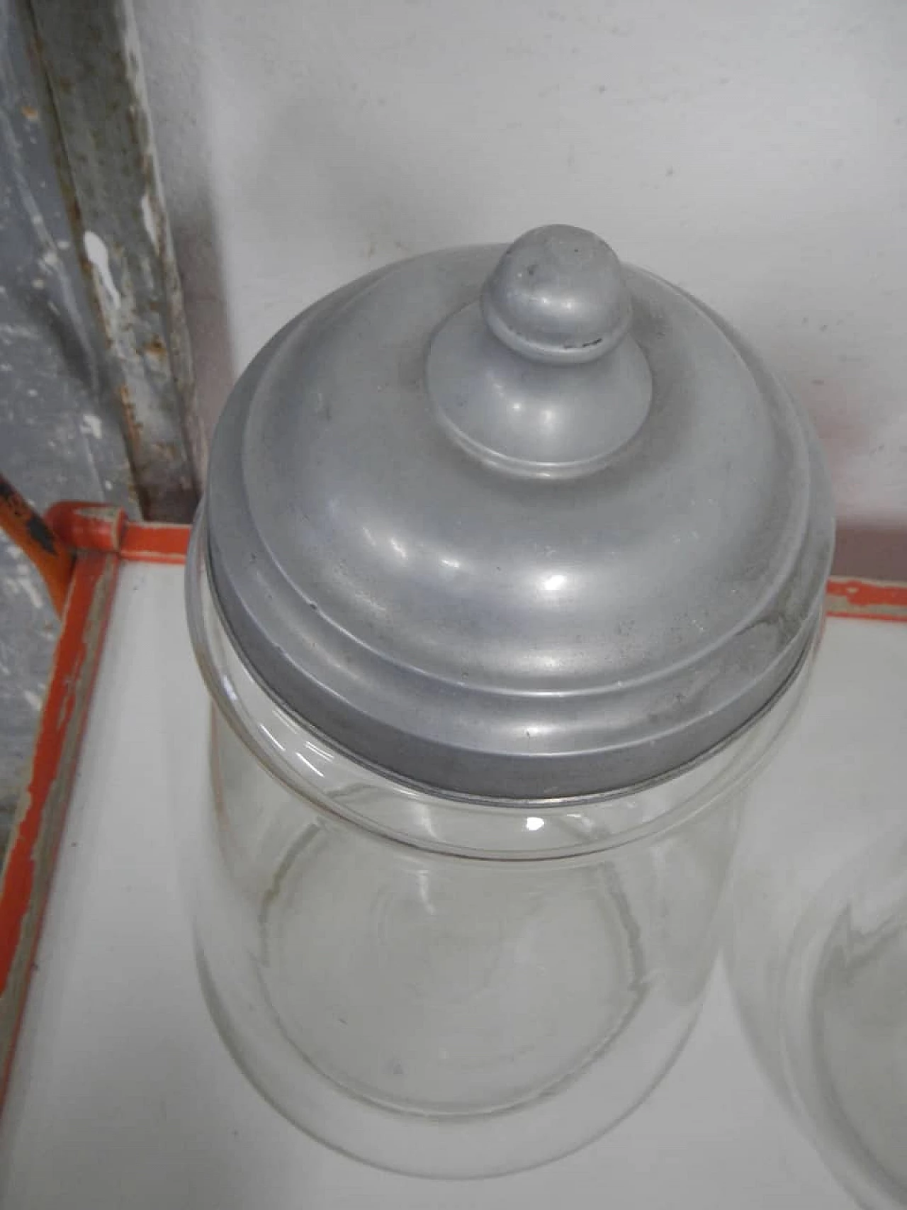 Coppia vasi per caramelle in vetro con coperchio in  in alluminio, anni '70 6