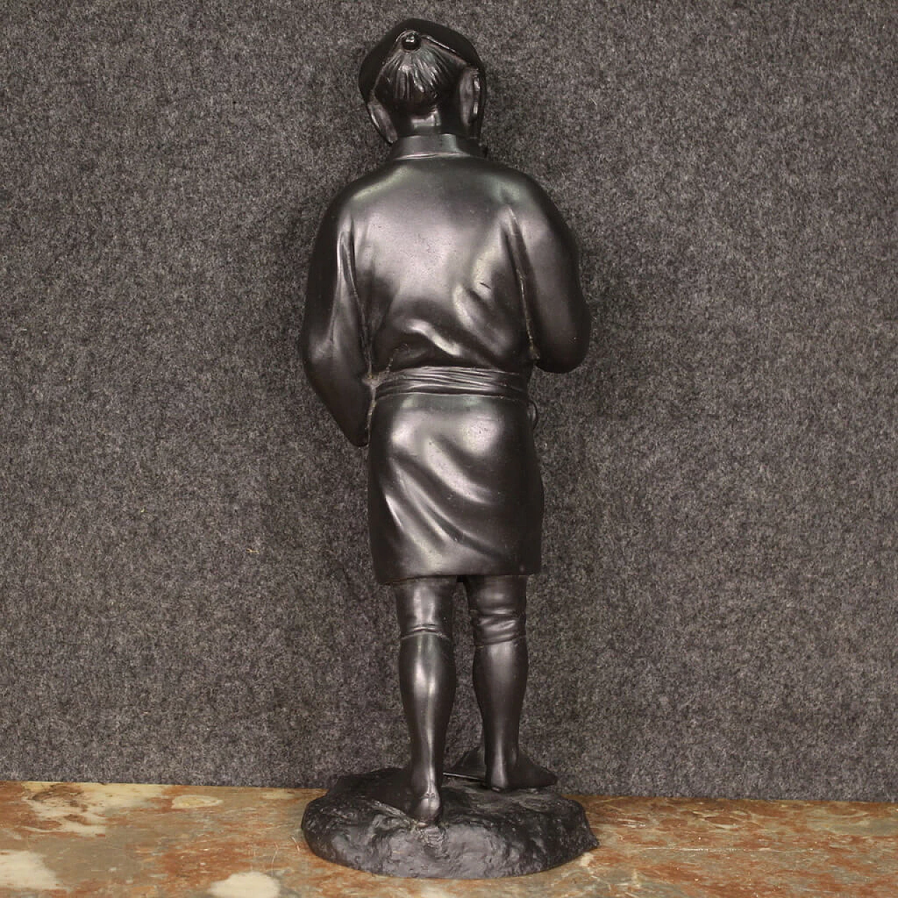 Oriental sculpture in chiselled bronze depicting a peasant, 1960s 8
