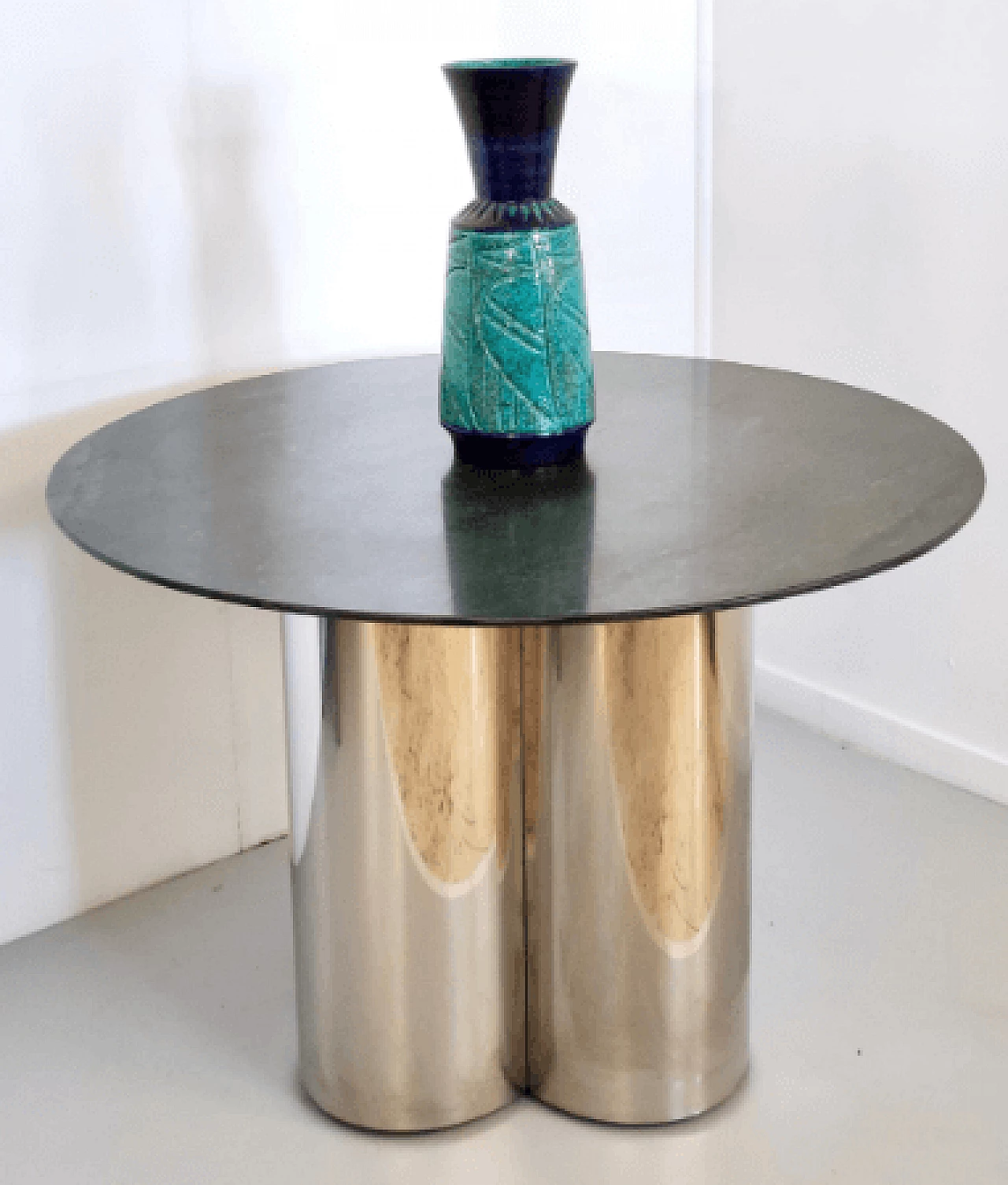 Round steel table with green marble top, 1970s 2