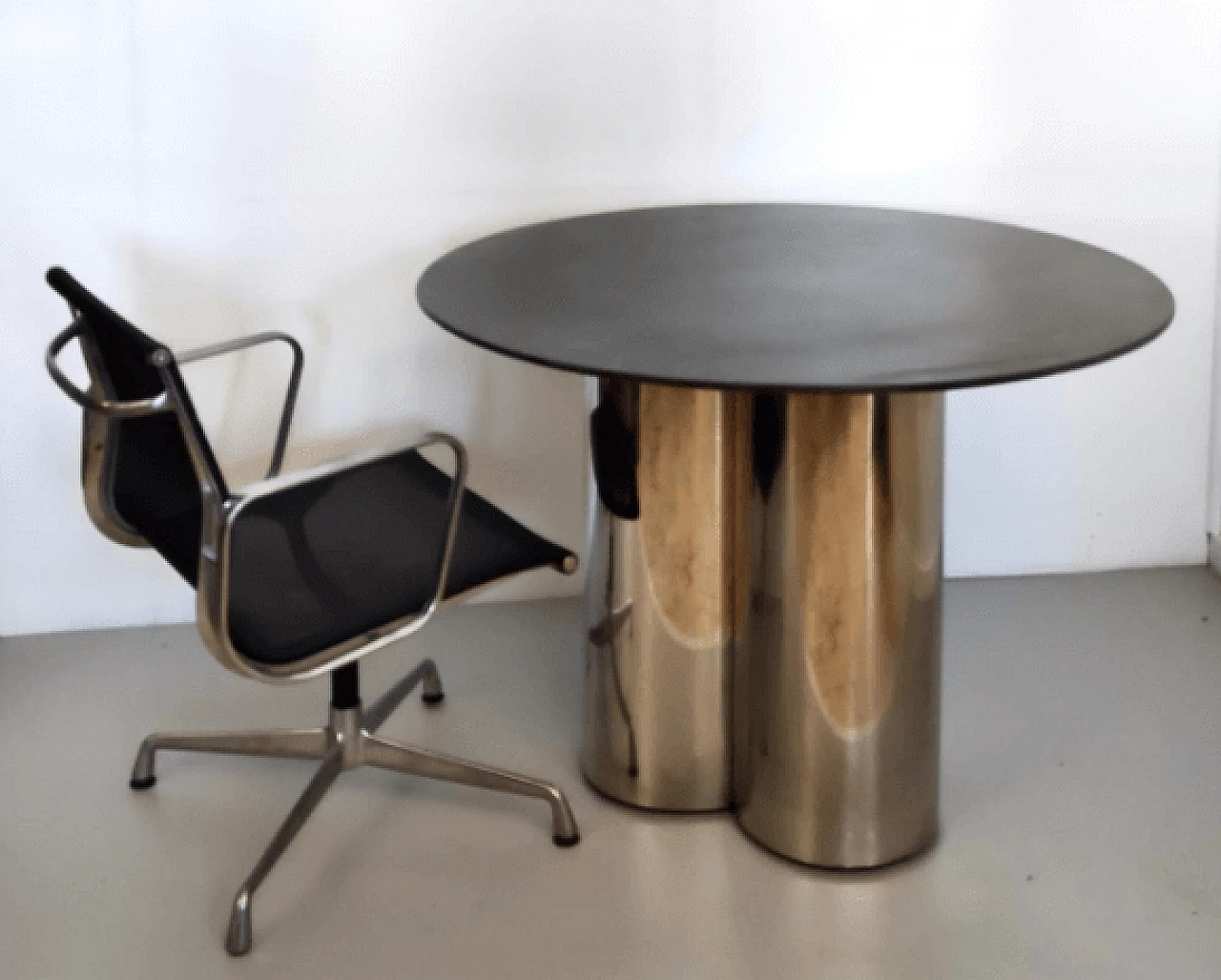 Round steel table with green marble top, 1970s 3