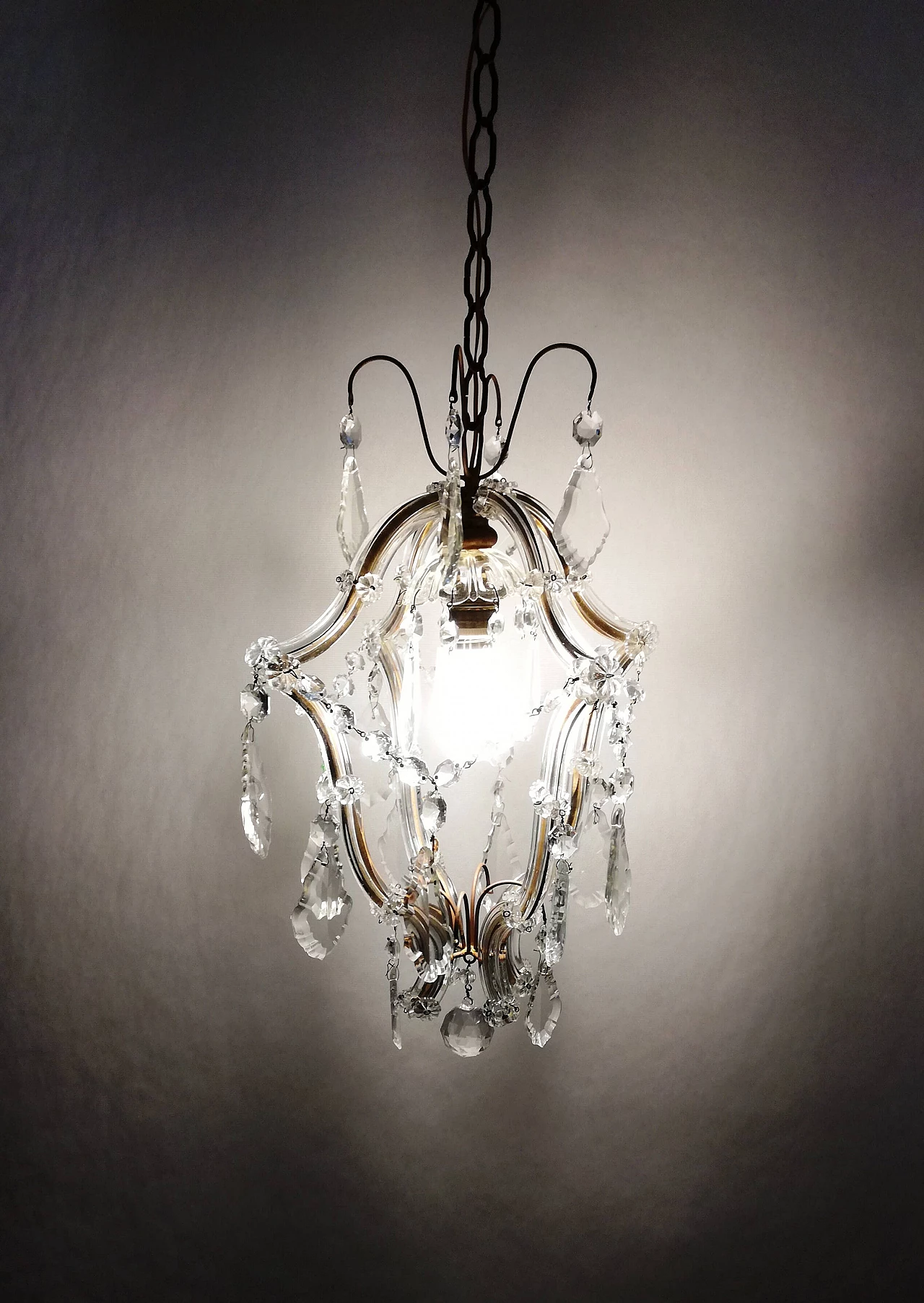 Lampadario in metallo dorato con cristalli in stile Maria Teresa, anni '50 4