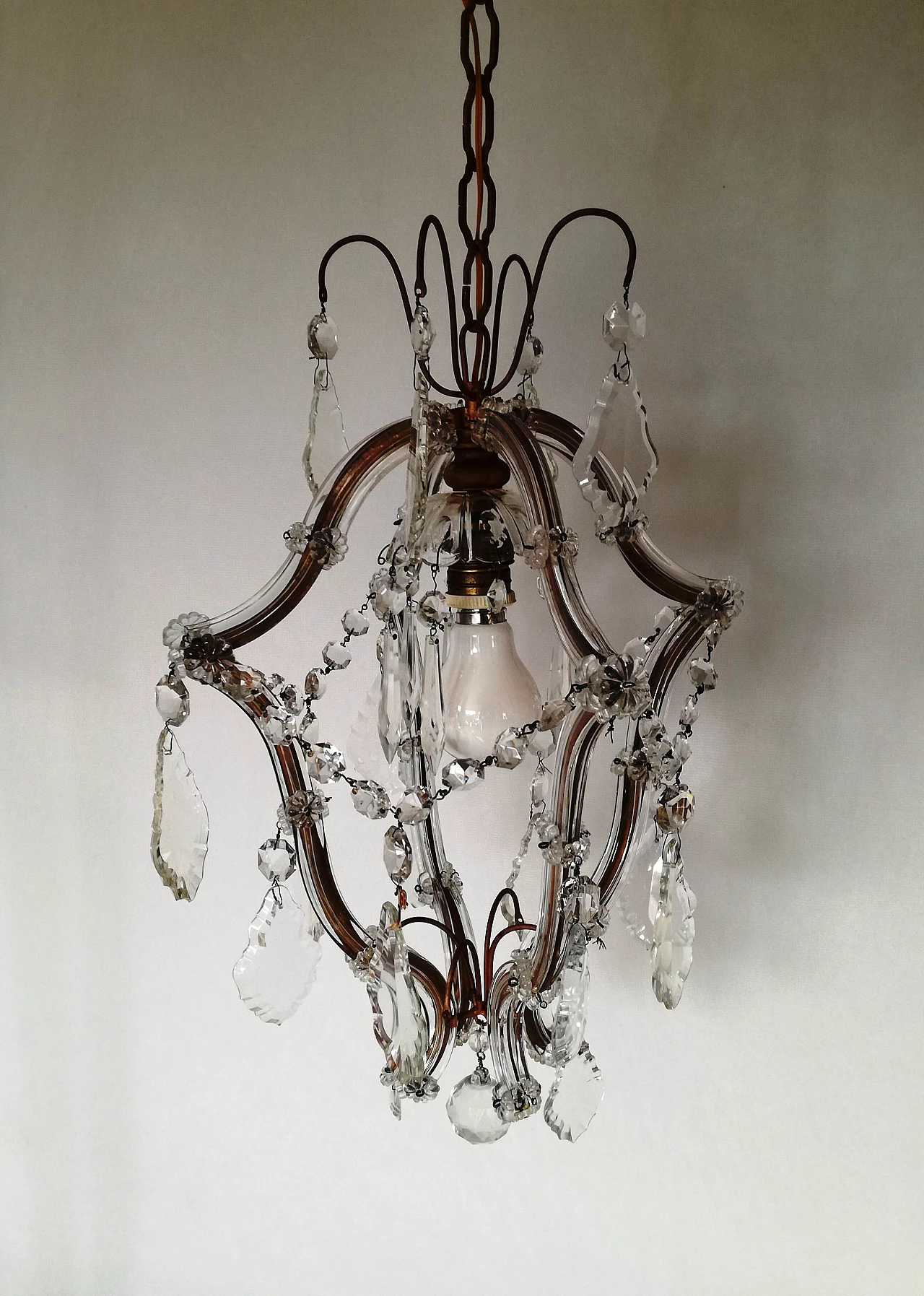 Lampadario in metallo dorato con cristalli in stile Maria Teresa, anni '50 9