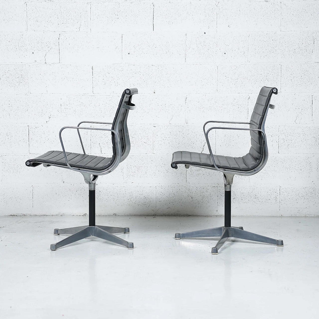 Coppia di poltrone EA 108 di Charles e Ray Eames per Herman Miller, anni '60 3