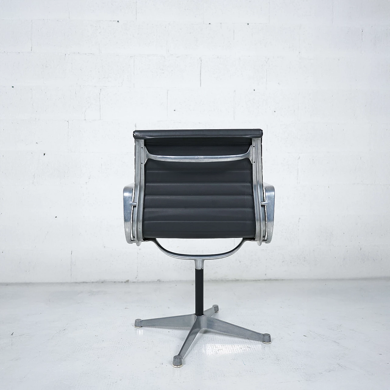 Coppia di poltrone EA 108 di Charles e Ray Eames per Herman Miller, anni '60 6