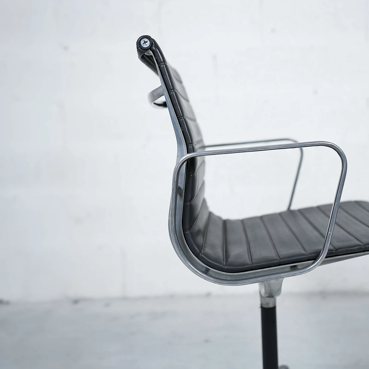 Coppia di poltrone EA 108 di Charles e Ray Eames per Herman Miller, anni '60 7