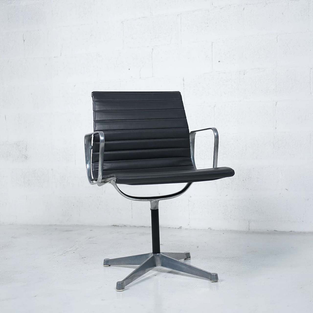 Coppia di poltrone EA 108 di Charles e Ray Eames per Herman Miller, anni '60 9