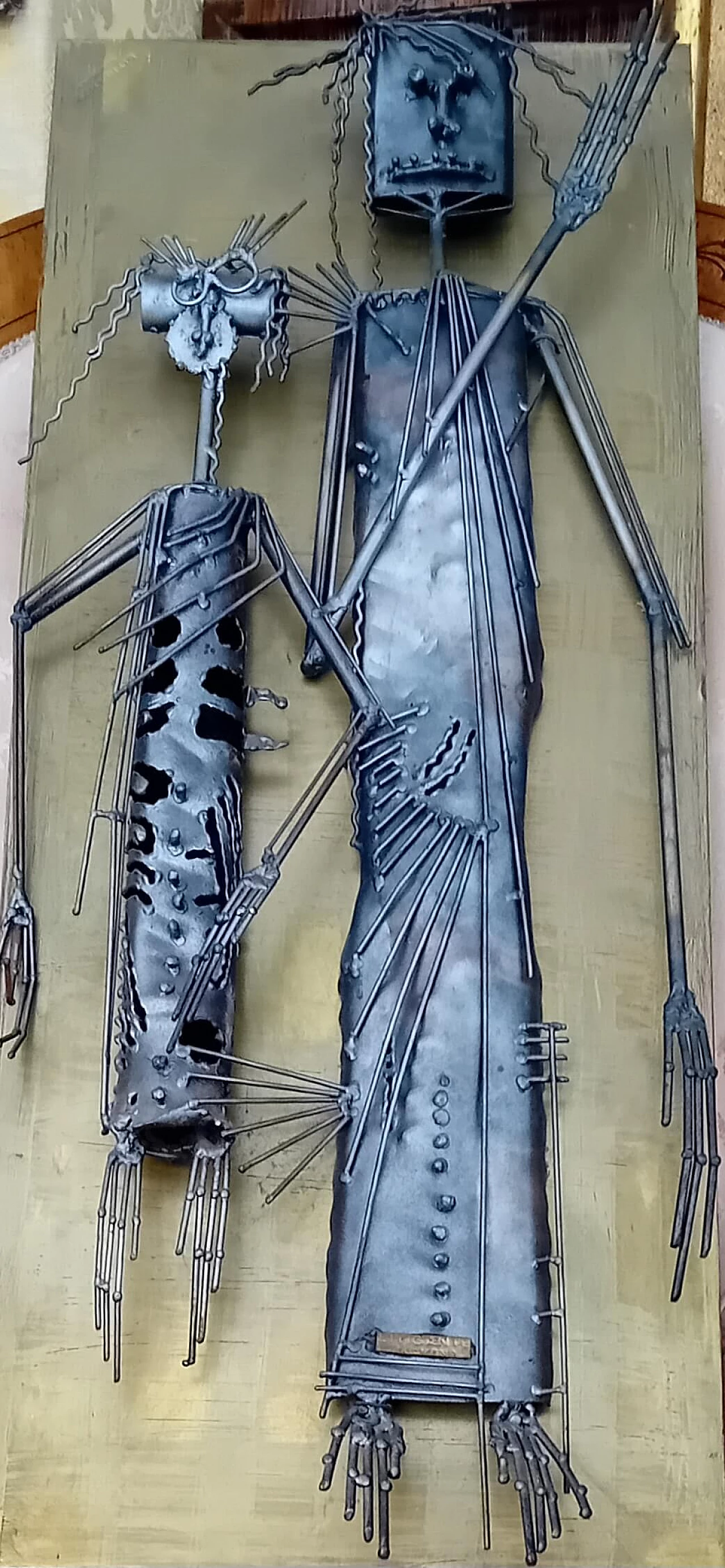 Litigante Sulmona, scultura in metallo su pannello in legno e ottone, anni '80 2