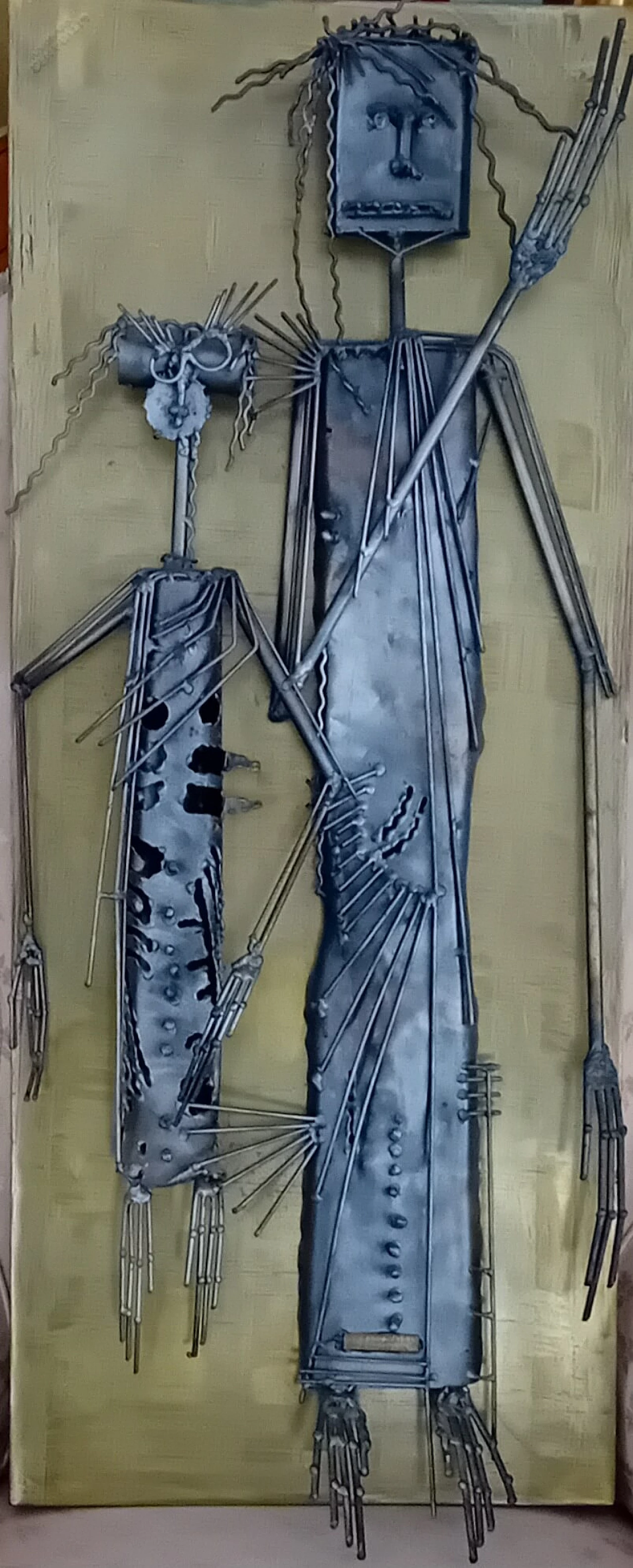 Litigante Sulmona, scultura in metallo su pannello in legno e ottone, anni '80 3