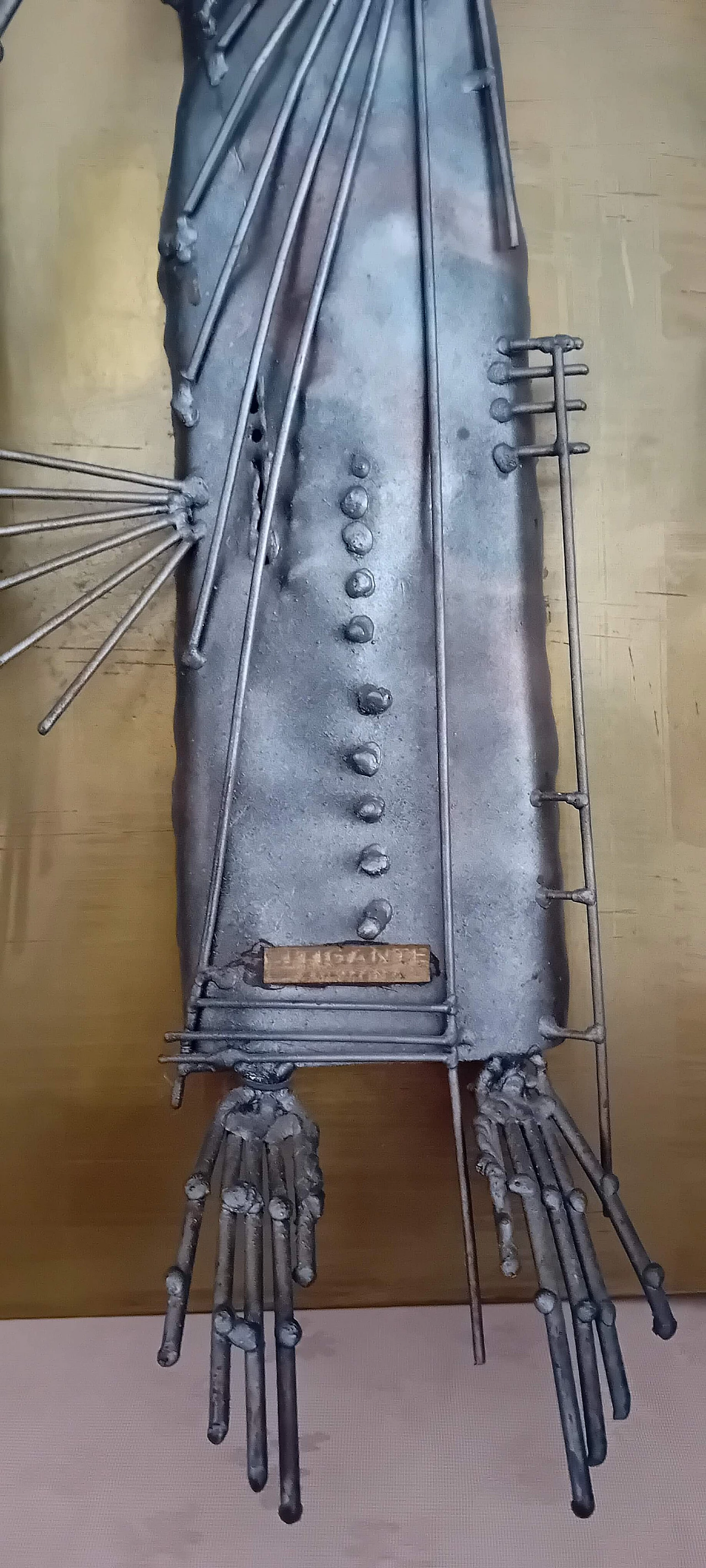 Litigante Sulmona, scultura in metallo su pannello in legno e ottone, anni '80 5