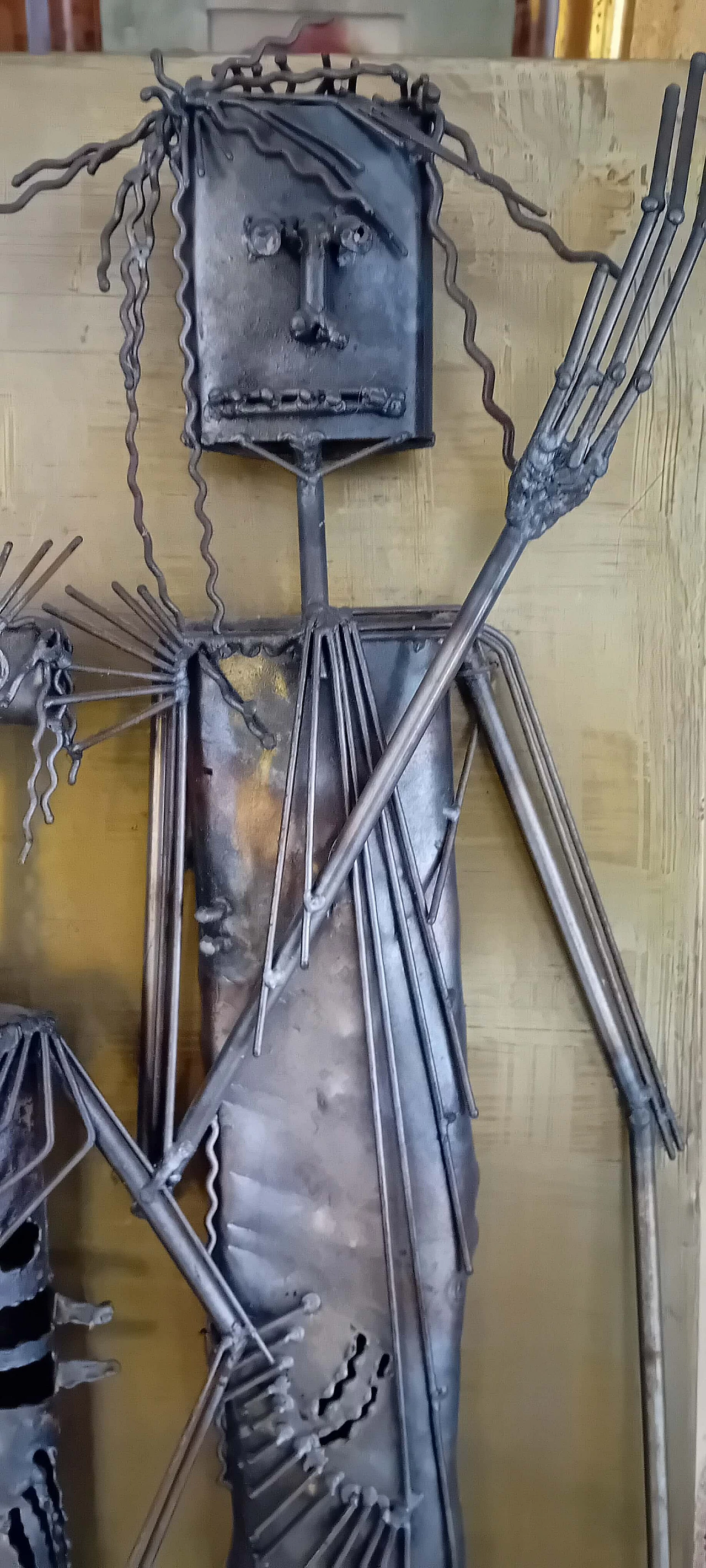 Litigante Sulmona, scultura in metallo su pannello in legno e ottone, anni '80 6