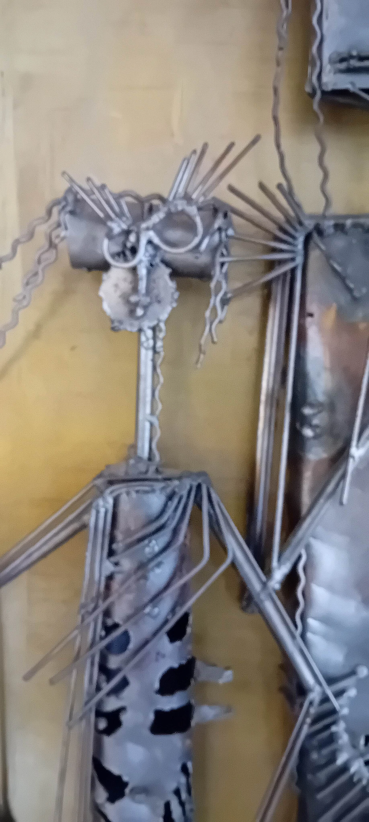 Litigante Sulmona, scultura in metallo su pannello in legno e ottone, anni '80 7