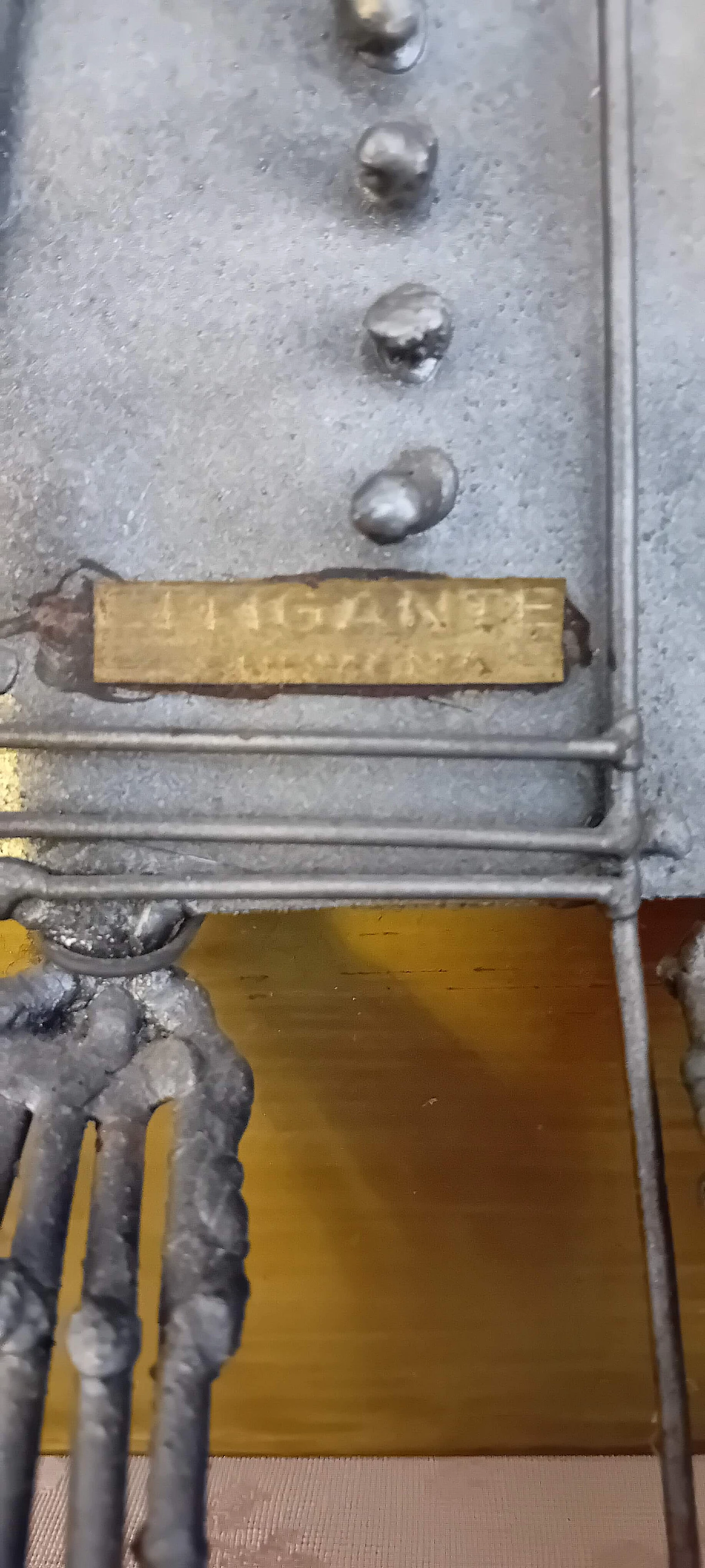 Litigante Sulmona, scultura in metallo su pannello in legno e ottone, anni '80 8