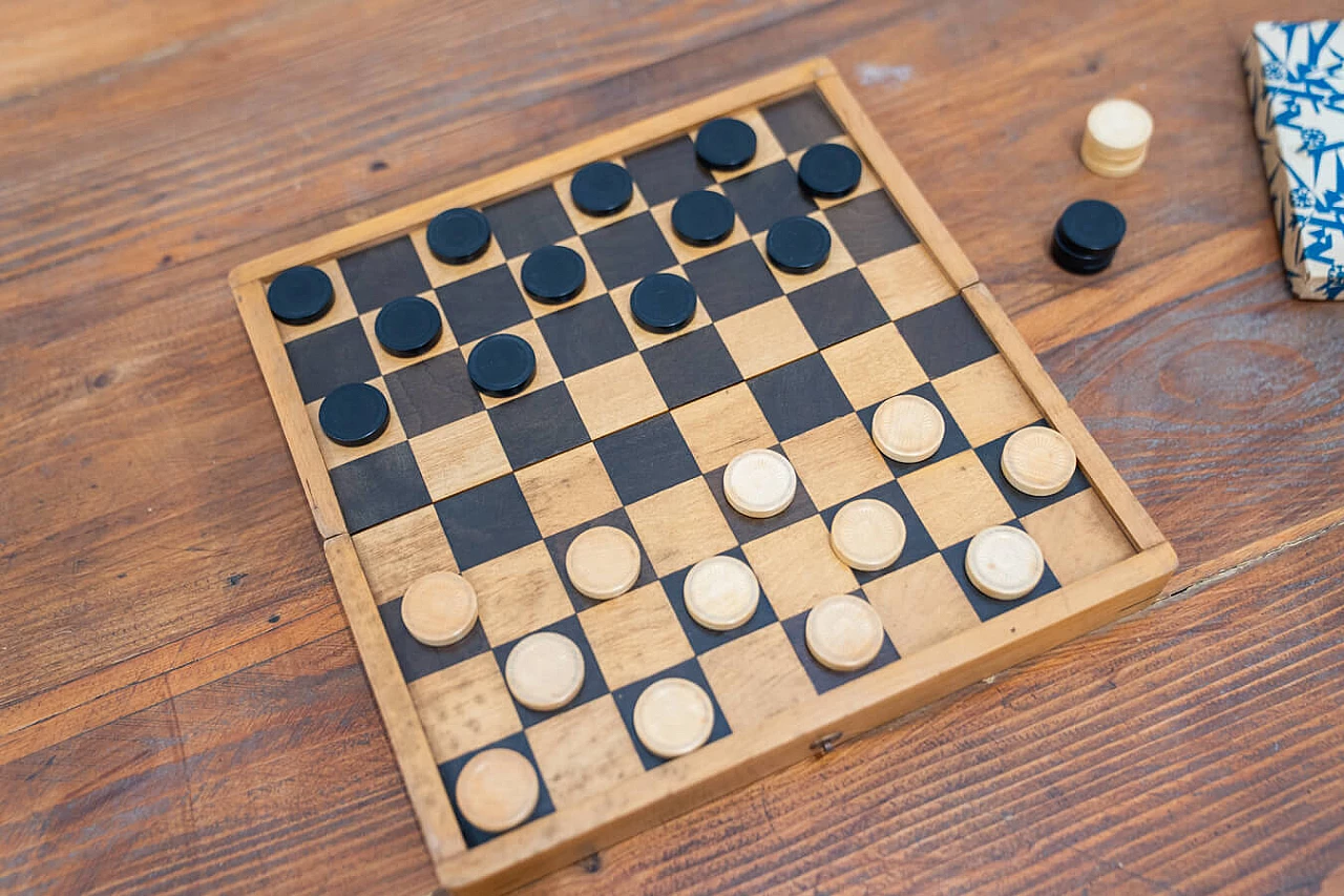 Beech travel checkers, 1970s 6