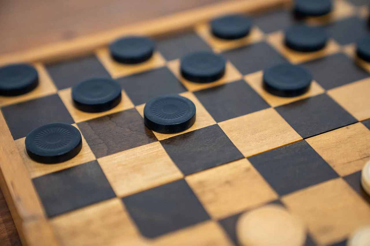 Beech travel checkers, 1970s 7