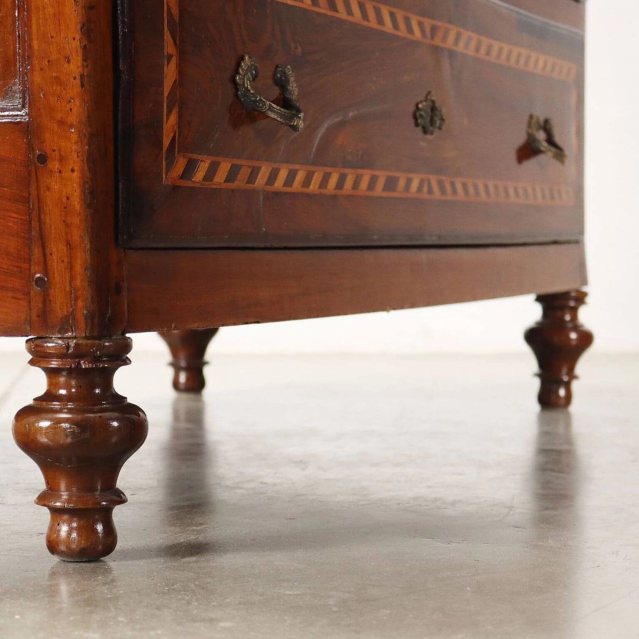 Neoclassical walnut canterano with maple inlays, 18th century 9