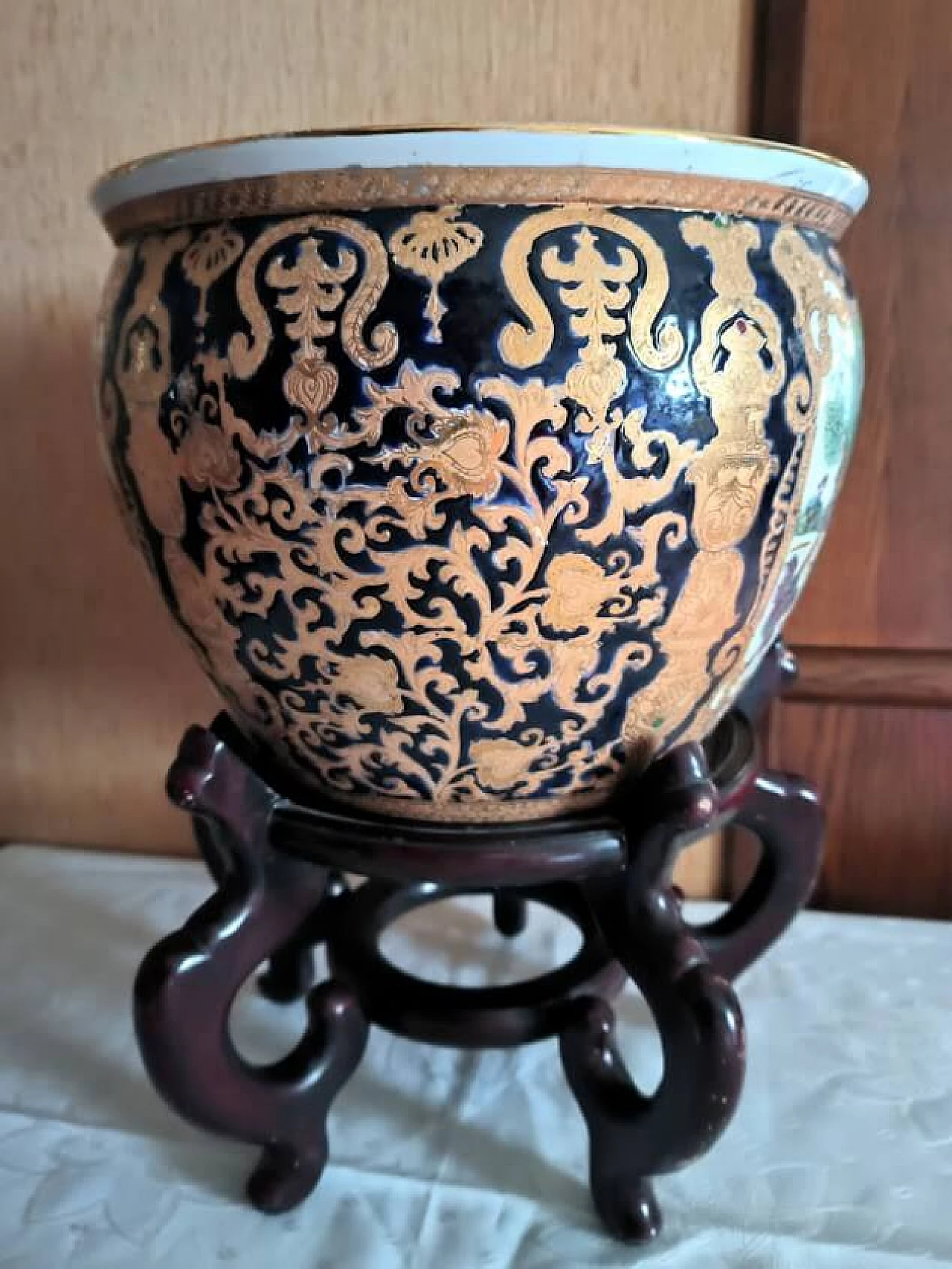 Vaso per pesci cinese in porcellana policroma e dorata con base in legno, metà '900 6