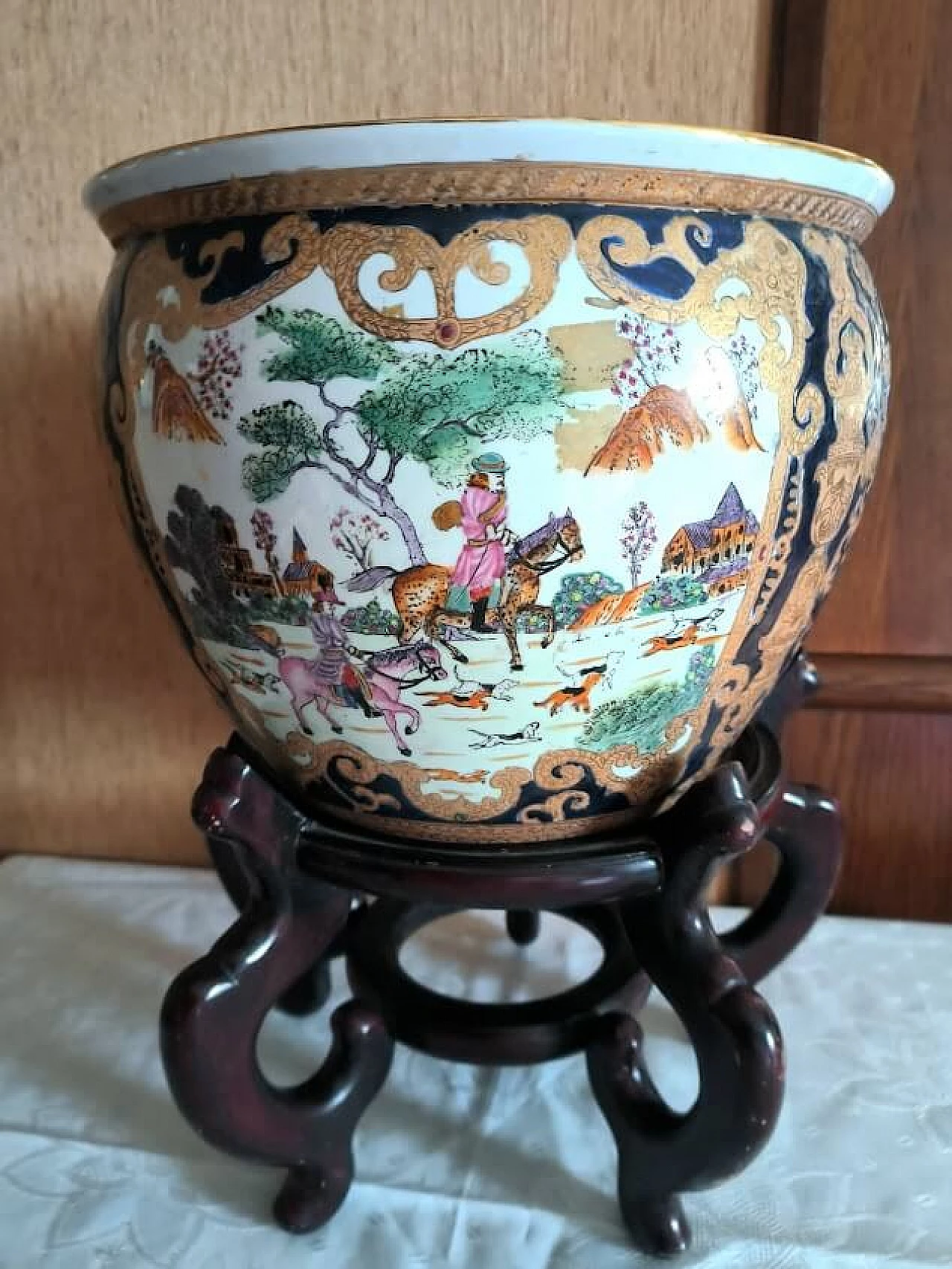 Chinese polychrome and gilded porcelain fish vase with wooden base, mid-20th century 7