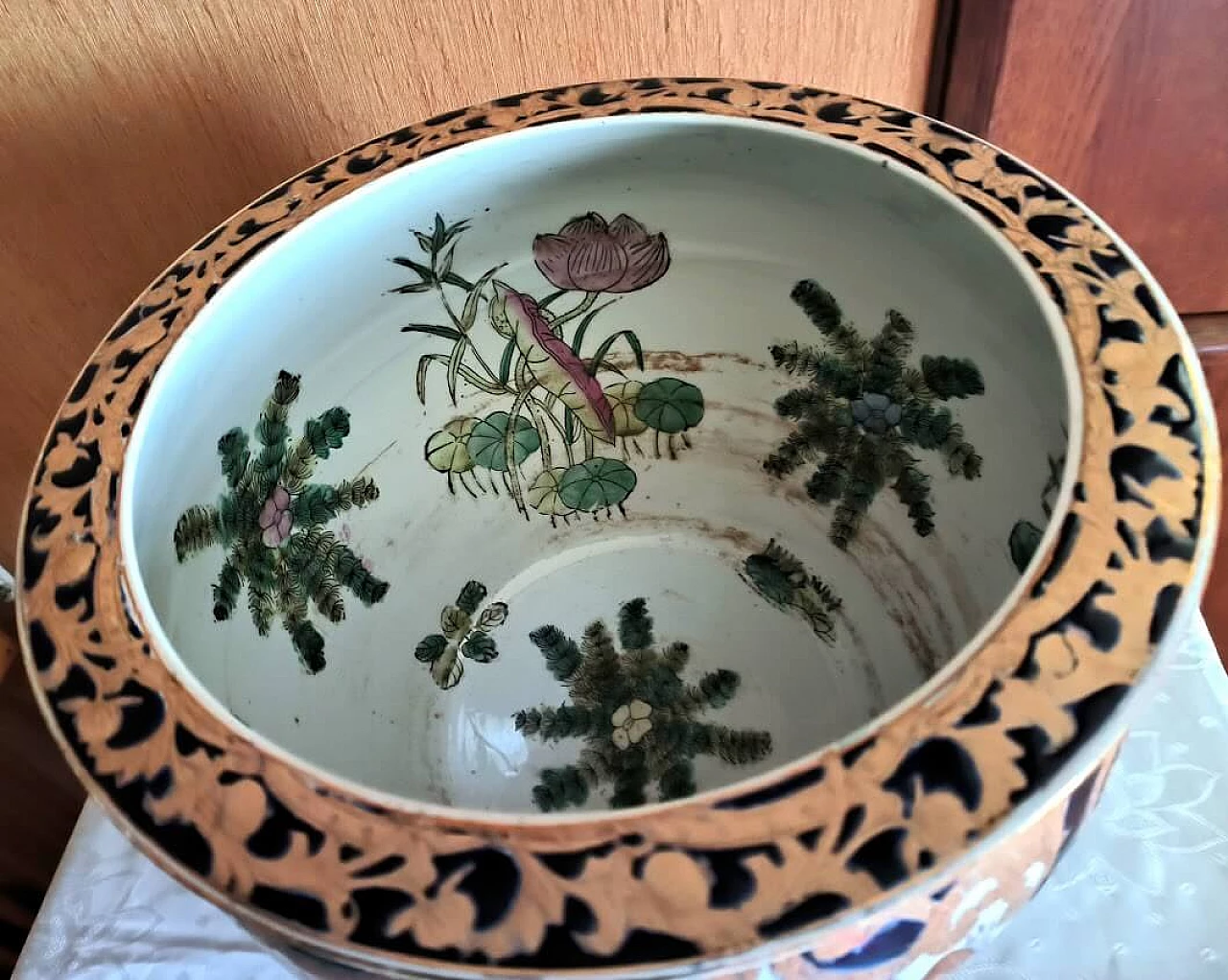 Chinese polychrome and gilded porcelain fish vase with wooden base, mid-20th century 8