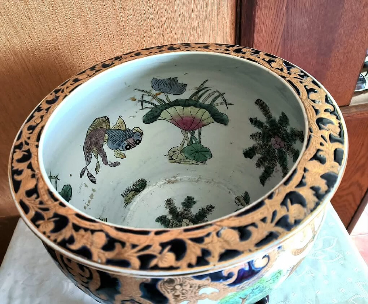 Chinese polychrome and gilded porcelain fish vase with wooden base, mid-20th century 9