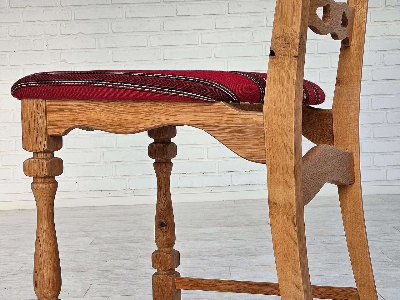 6 Danish chairs in oak and wool, 1970s 14