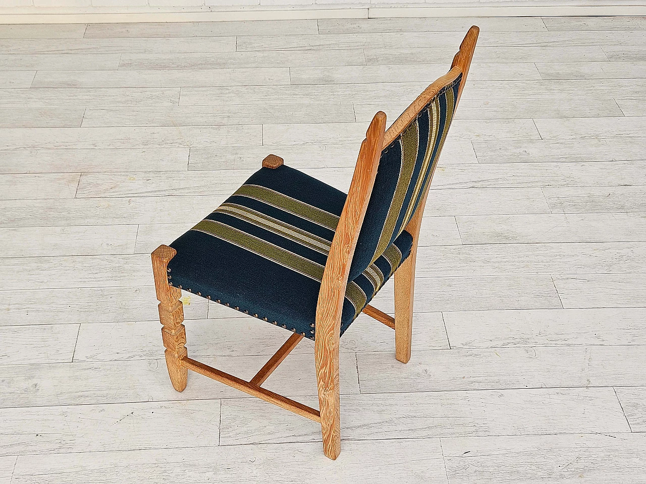 6 Danish chairs in wool and oak, 1970s 11