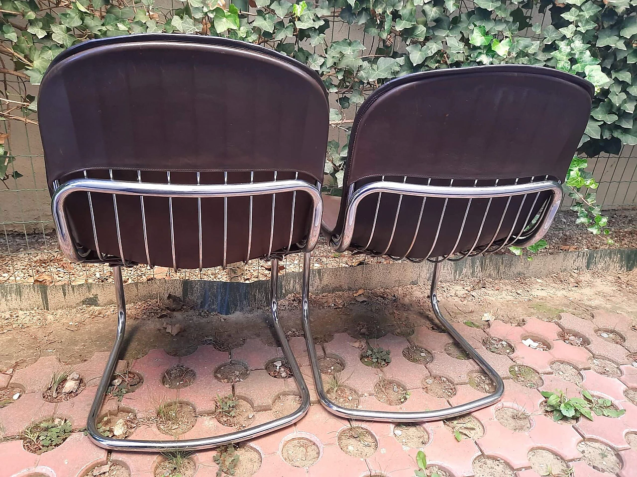 Coppia di sedie con struttura cromata rivestita in pelle di Gastone Rinaldi, anni '60 8