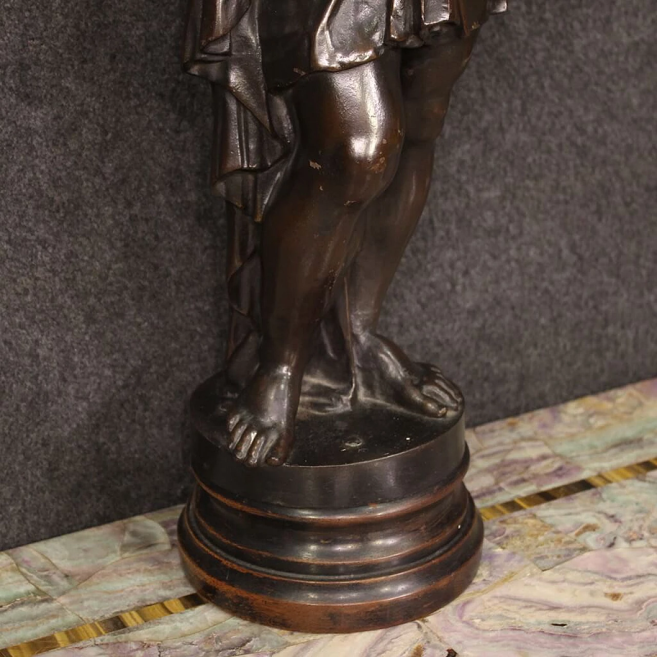 Statua di putto in metallo patinato tinto bronzo, anni '30 9