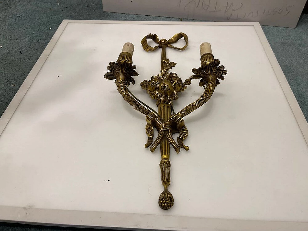 Coppia di applique in bronzo con frutta, anni '20 10