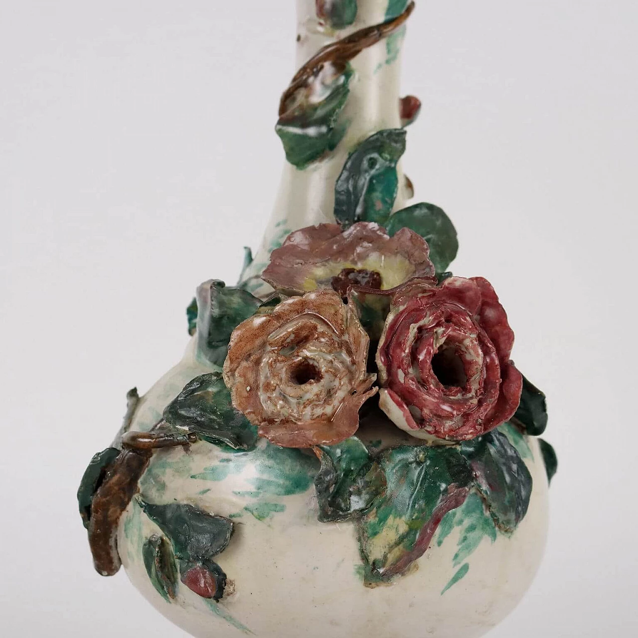 Vaso napoletano in maiolica con fiori in rilievo, fine '800 3
