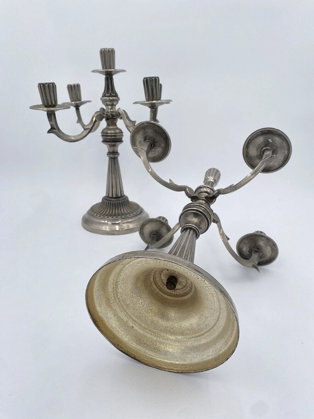 Coppia di candelabri placcati in argento 800, anni '80 2