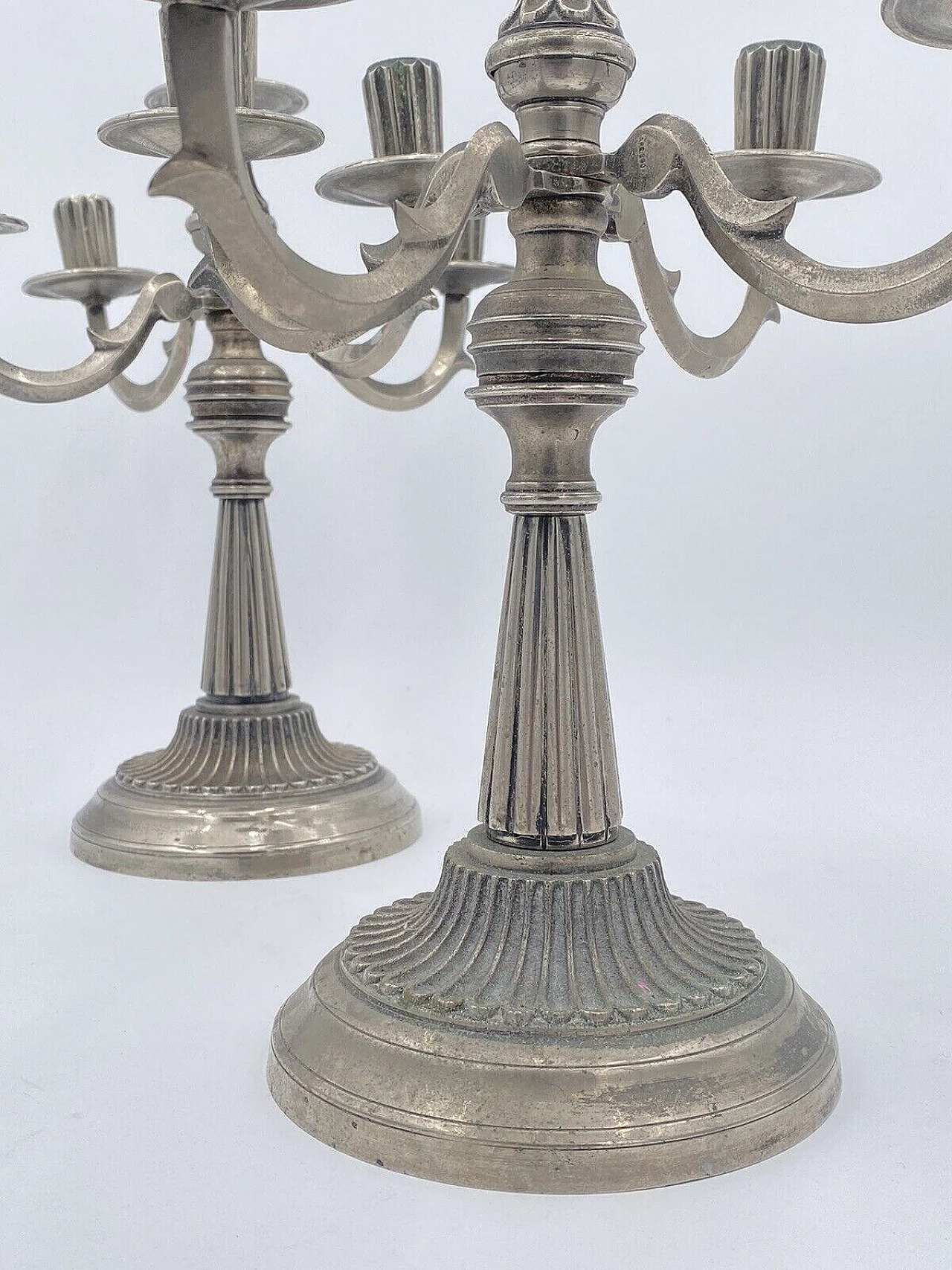 Coppia di candelabri placcati in argento 800, anni '80 3