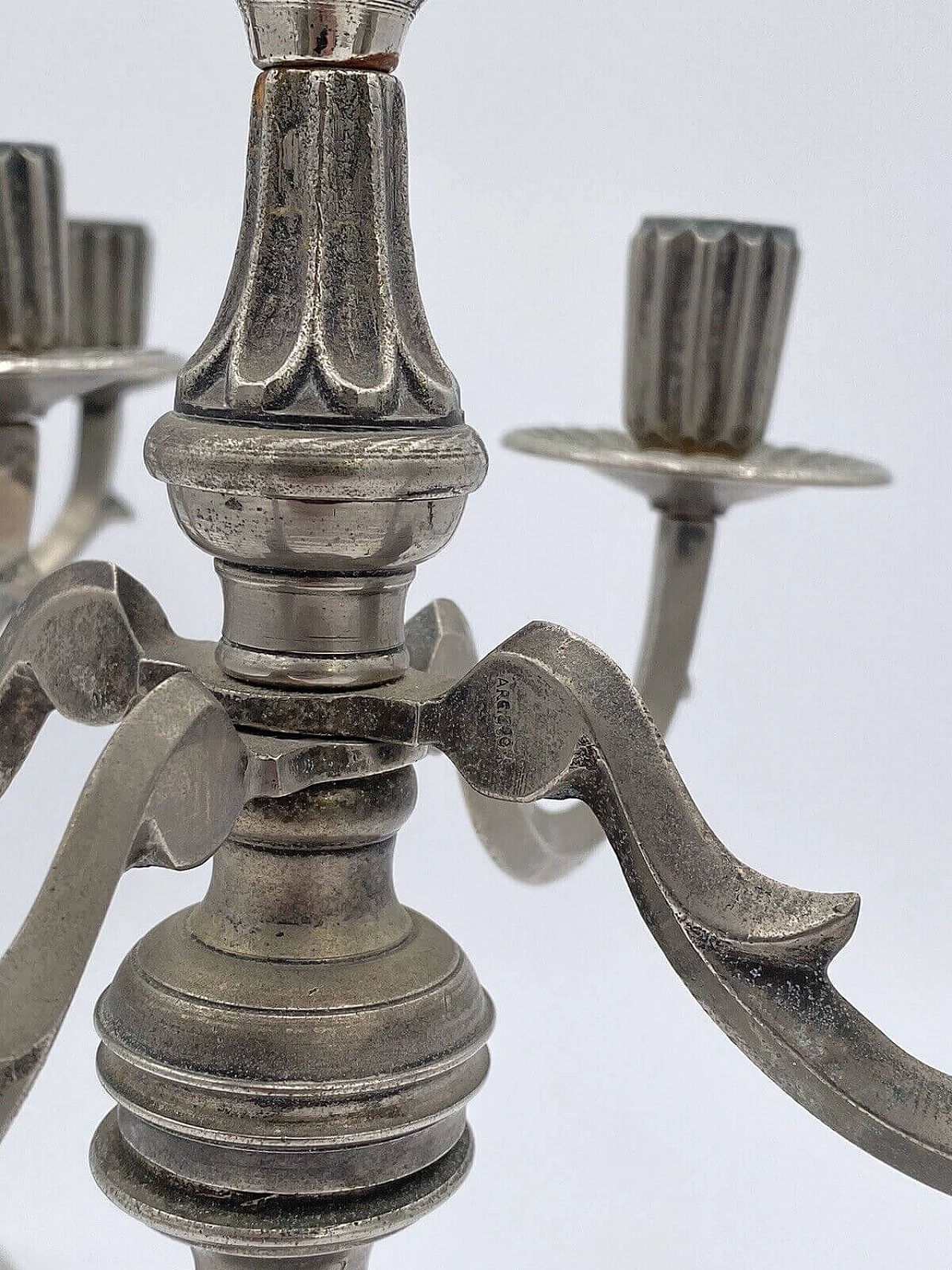 Coppia di candelabri placcati in argento 800, anni '80 4