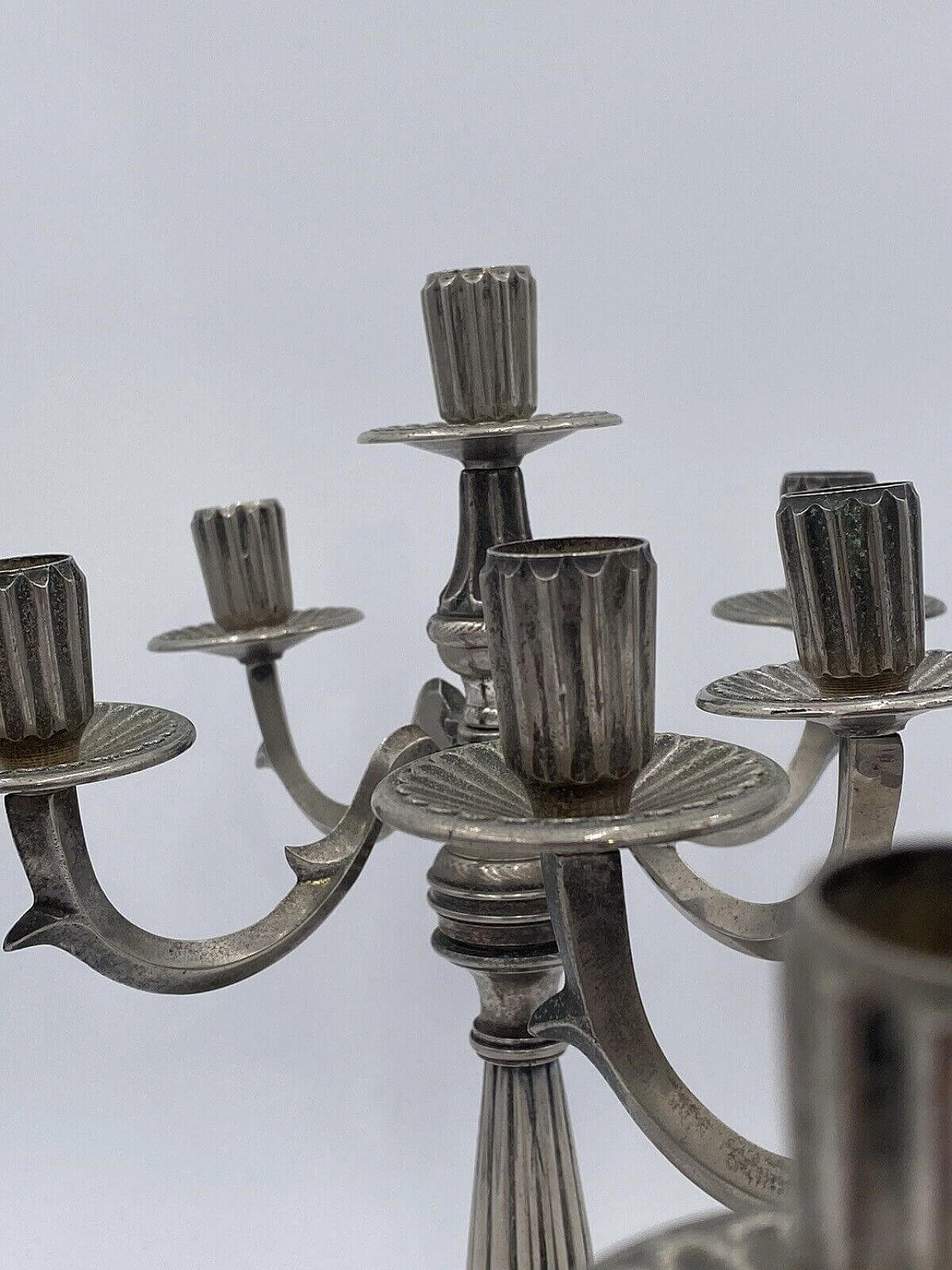 Coppia di candelabri placcati in argento 800, anni '80 5