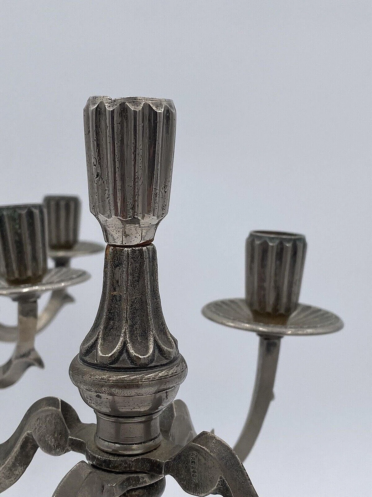 Coppia di candelabri placcati in argento 800, anni '80 6