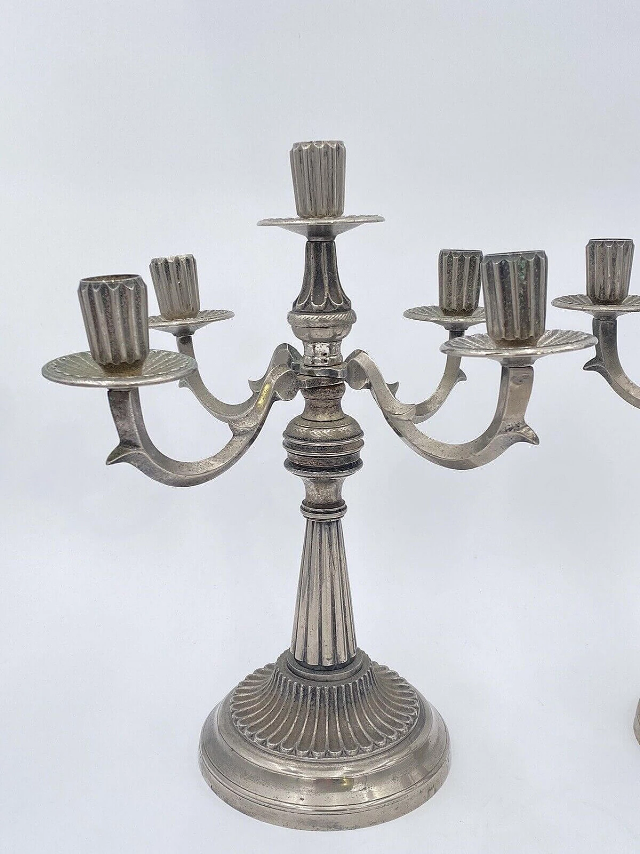 Coppia di candelabri placcati in argento 800, anni '80 7