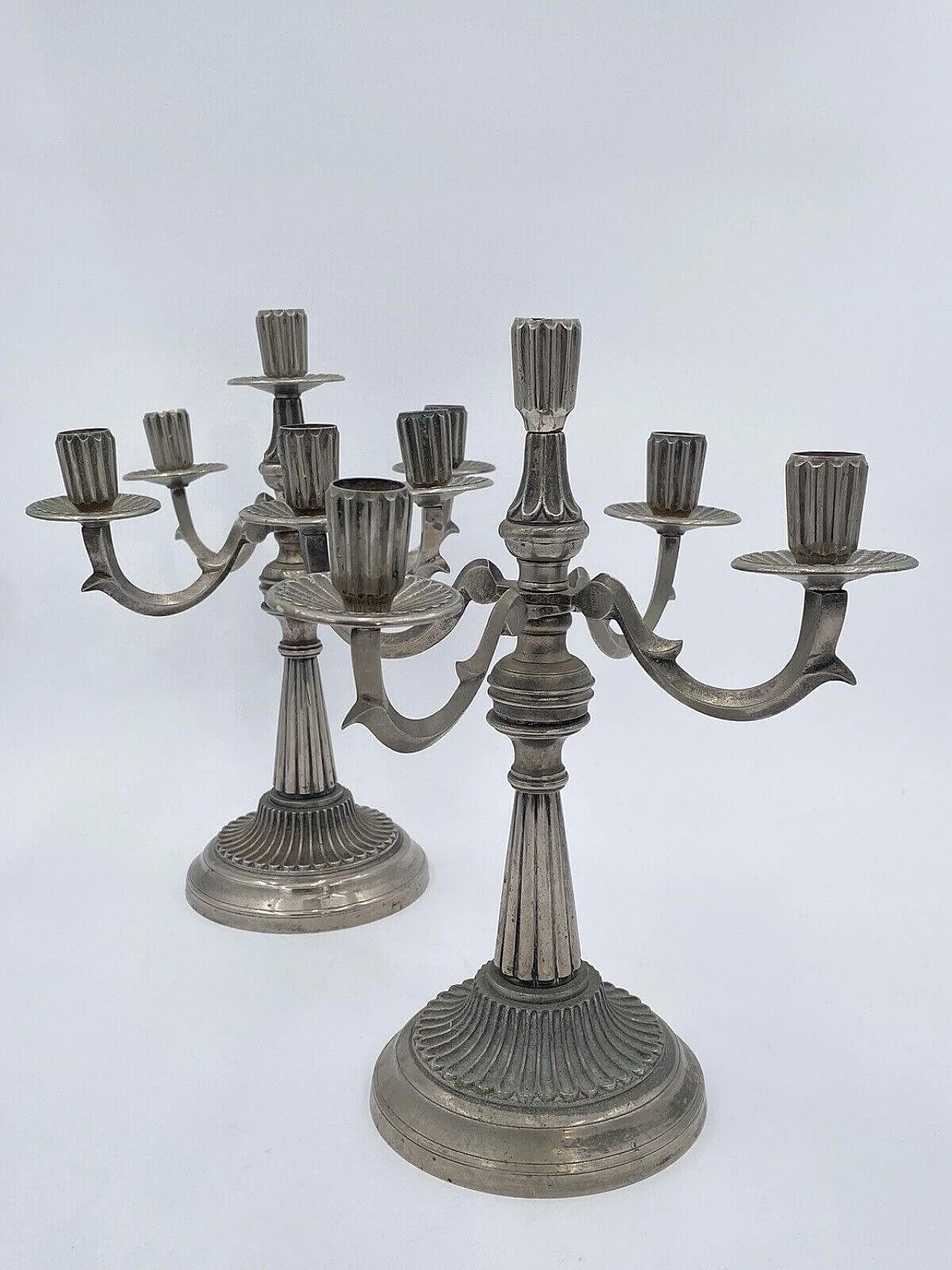 Coppia di candelabri placcati in argento 800, anni '80 8